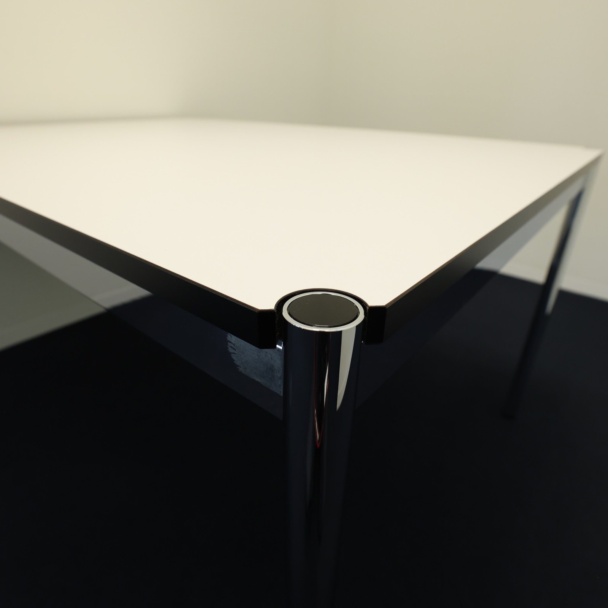 USM Haller Tisch Kunstharz Perlgrau