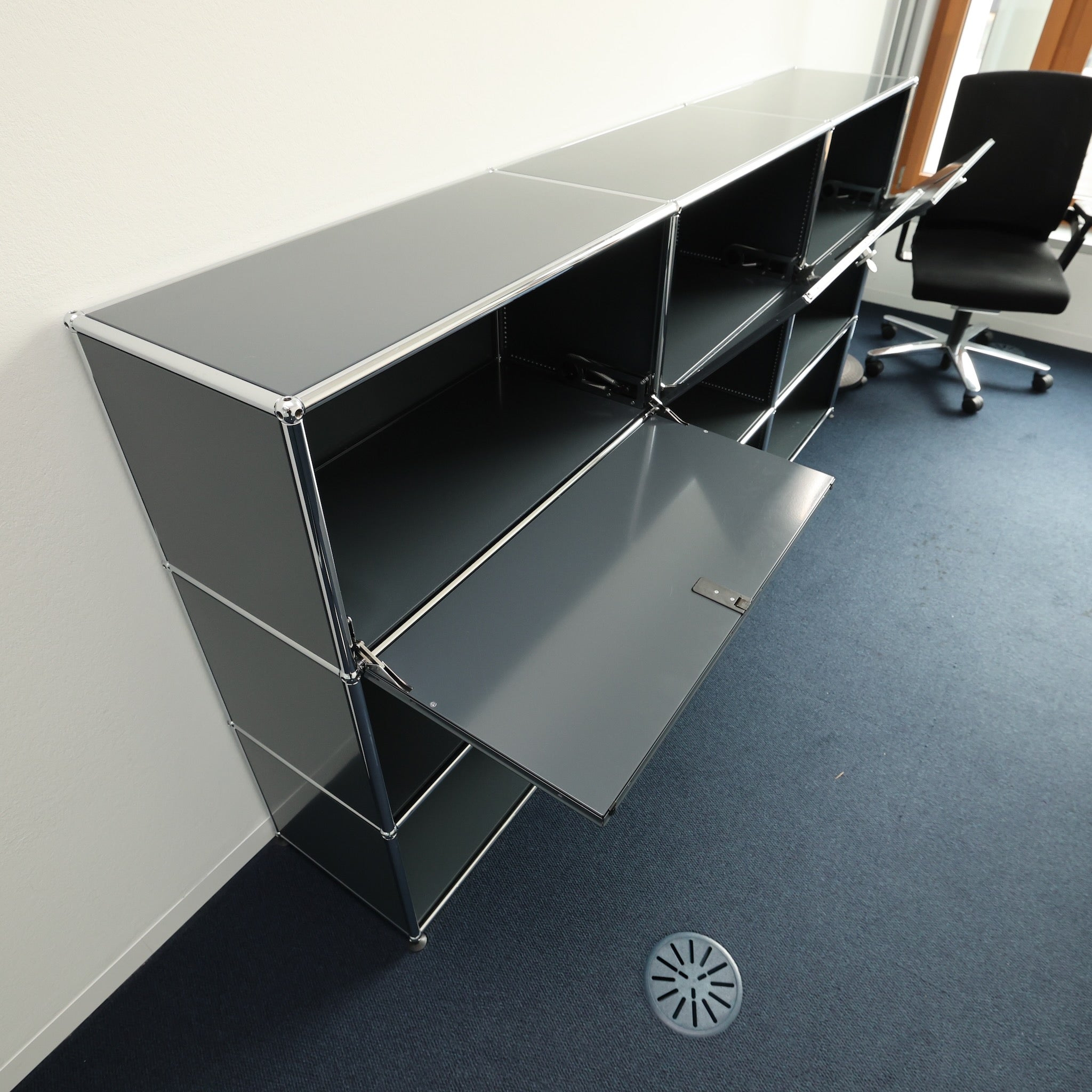 USM Haller Regal 3x3 Anthrazit mit 3 Klapptüren