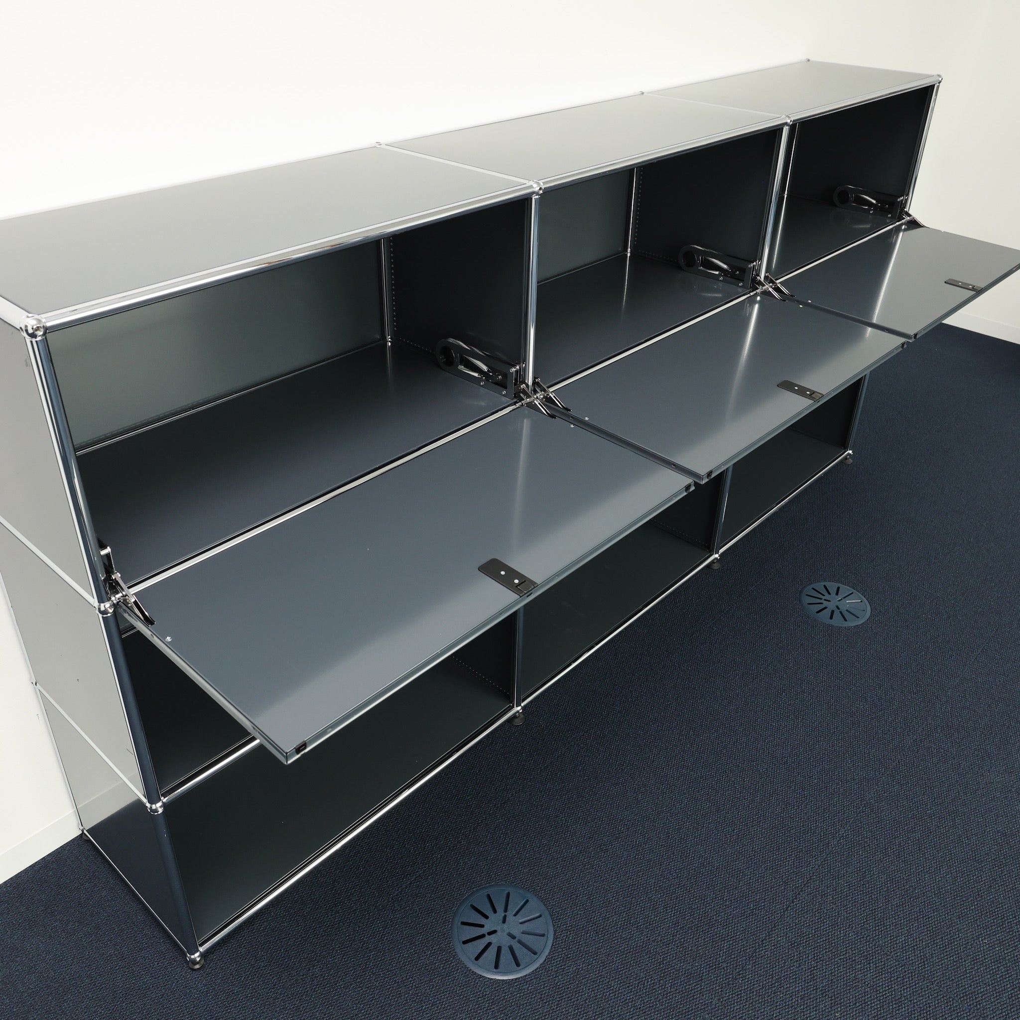 USM Haller Regal 3x3 Anthrazit mit 3 Klapptüren