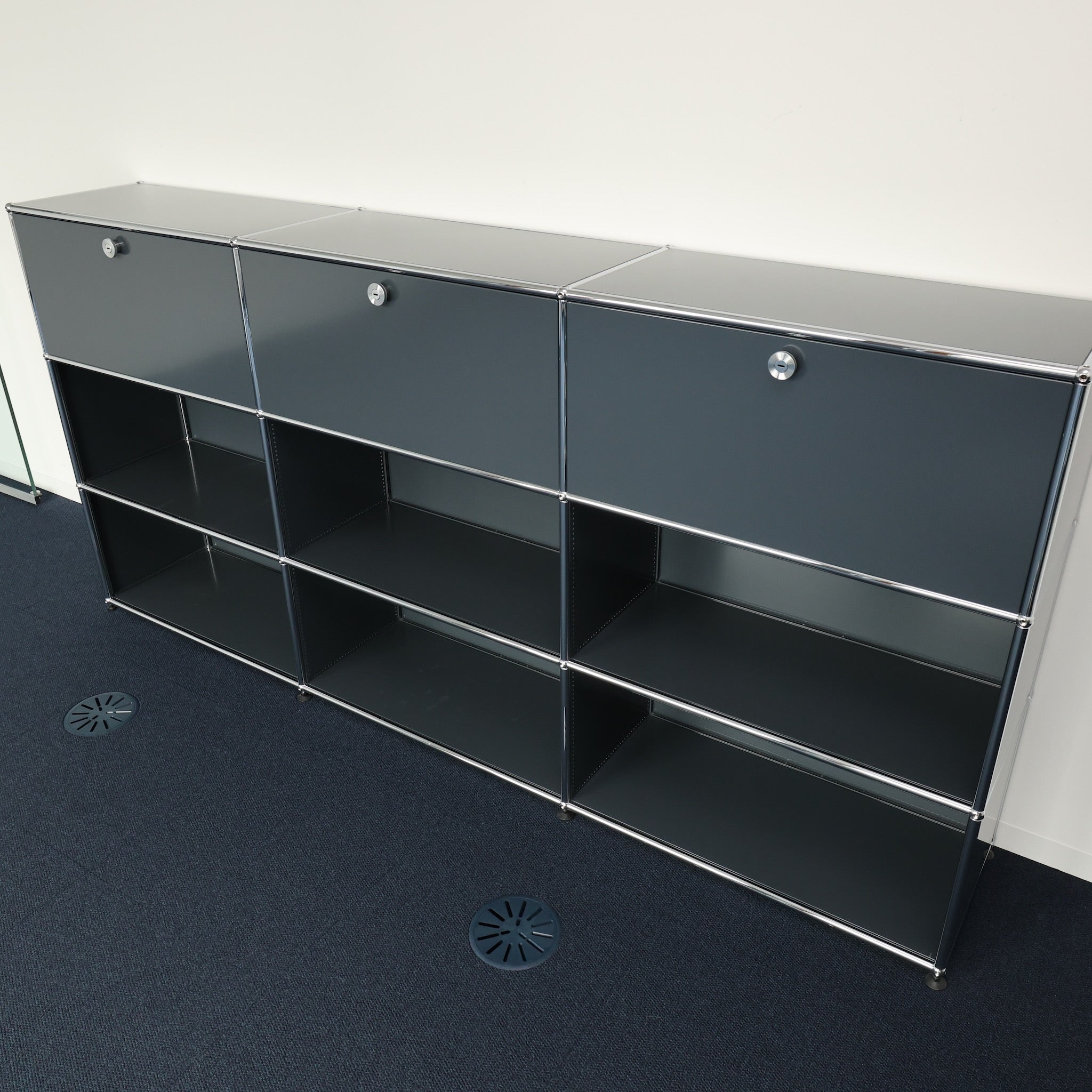 USM Haller Regal 3x3 Anthrazit mit 3 Klapptüren