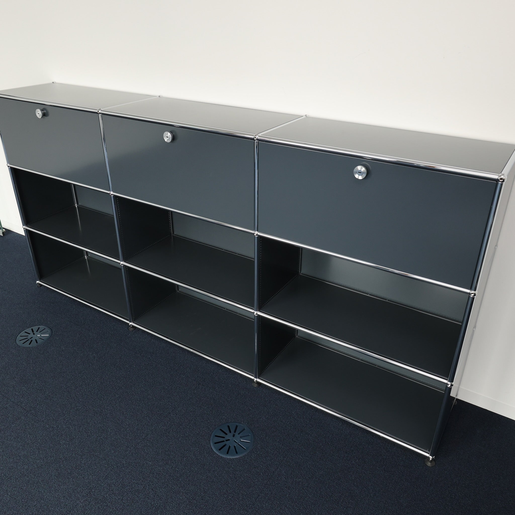 USM Haller Regal 3x3 Anthrazit mit 3 Klapptüren