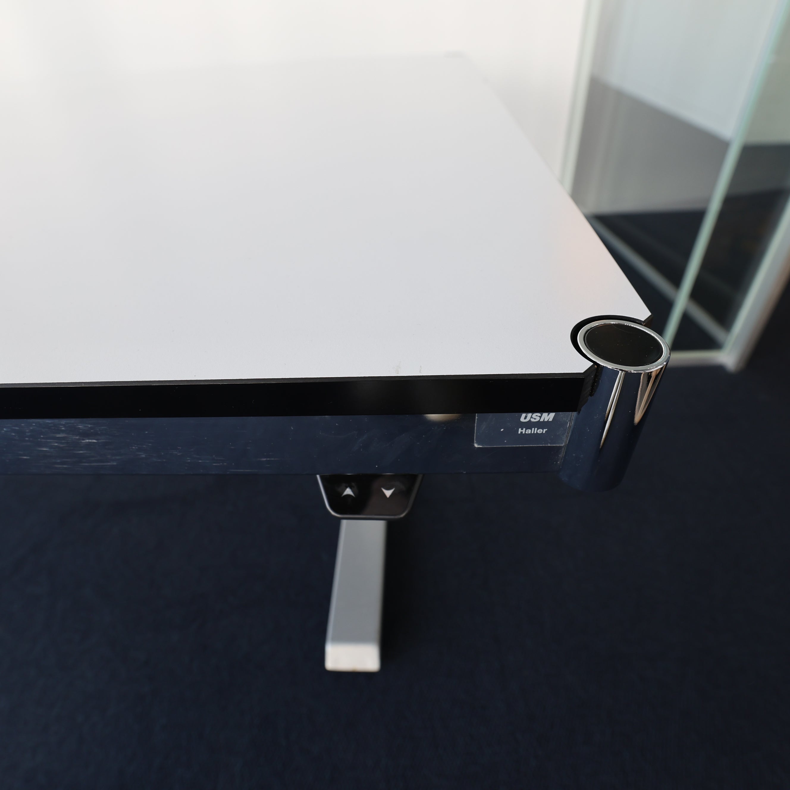 USM Haller Schreibtisch Perlgrau – Elektrisch Höhenverstellbar (Sitz-Steh-Tisch)