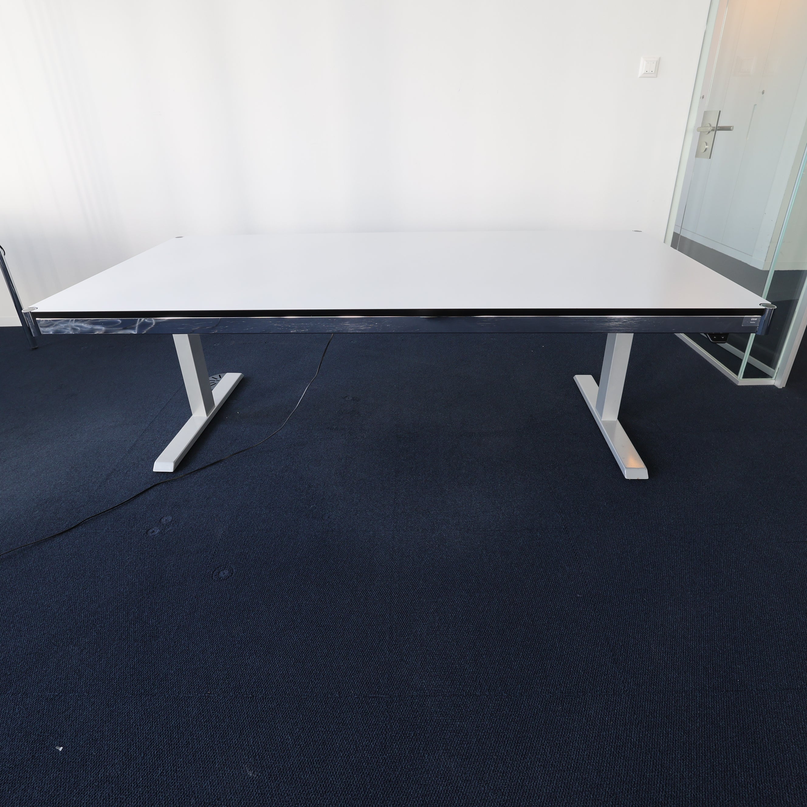 USM Haller Schreibtisch Perlgrau – Elektrisch Höhenverstellbar (Sitz-Steh-Tisch)