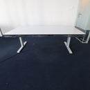 USM Haller Schreibtisch Perlgrau – Elektrisch Höhenverstellbar (Sitz-Steh-Tisch)