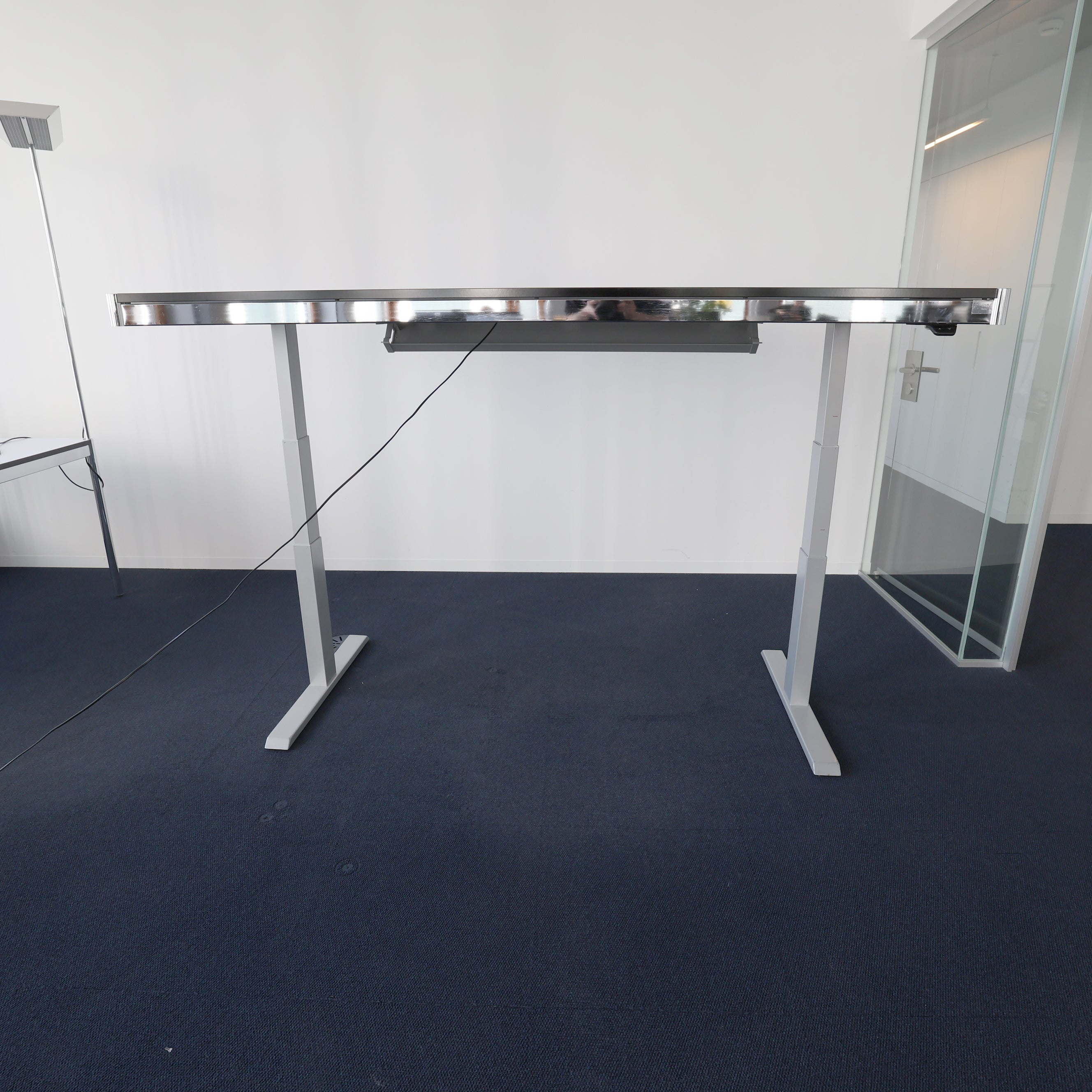 USM Haller Schreibtisch Perlgrau – Elektrisch Höhenverstellbar (Sitz-Steh-Tisch)