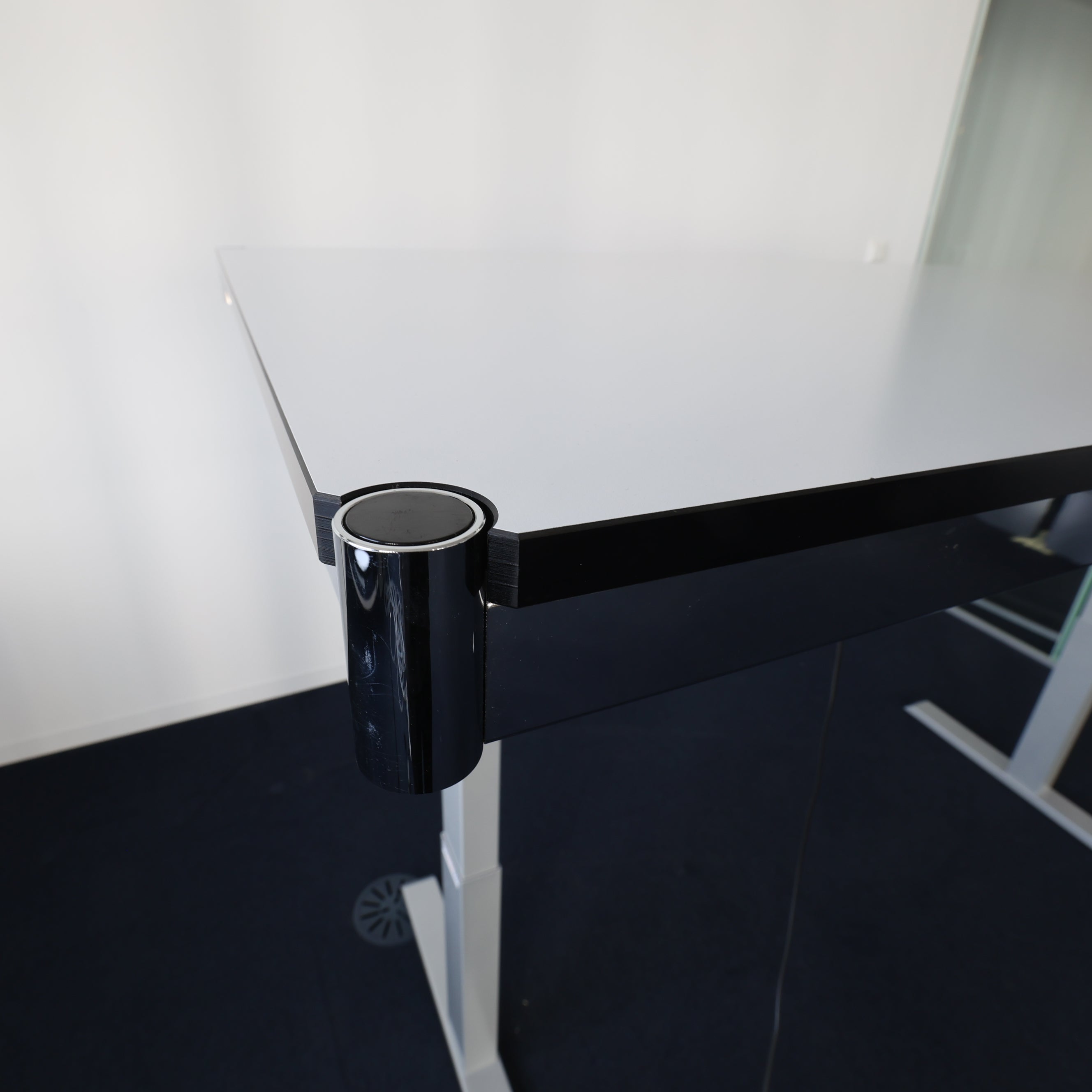 USM Haller Schreibtisch Perlgrau – Elektrisch Höhenverstellbar (Sitz-Steh-Tisch)