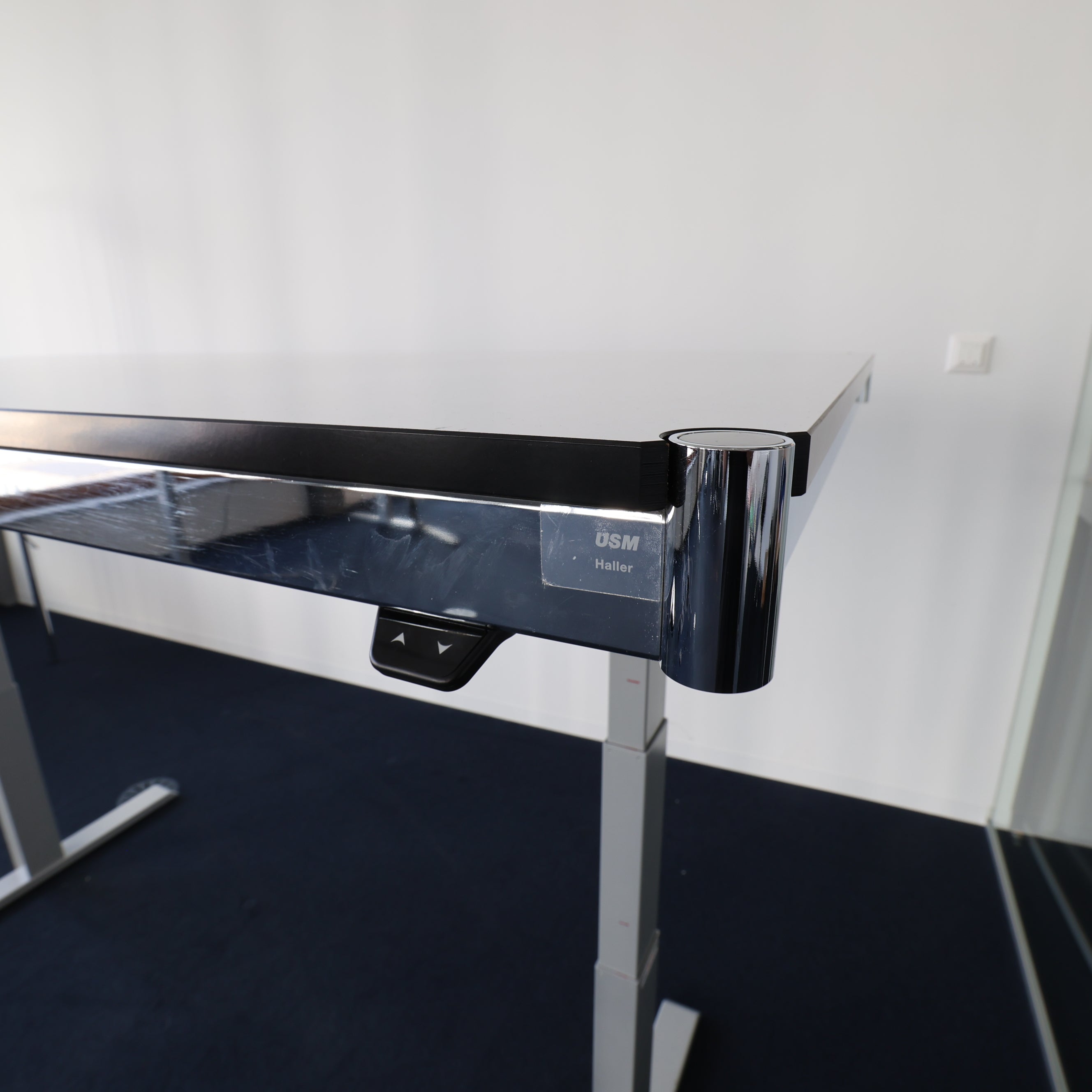 USM Haller Schreibtisch Perlgrau – Elektrisch Höhenverstellbar (Sitz-Steh-Tisch)