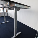 USM Haller Schreibtisch Perlgrau – Elektrisch Höhenverstellbar (Sitz-Steh-Tisch)