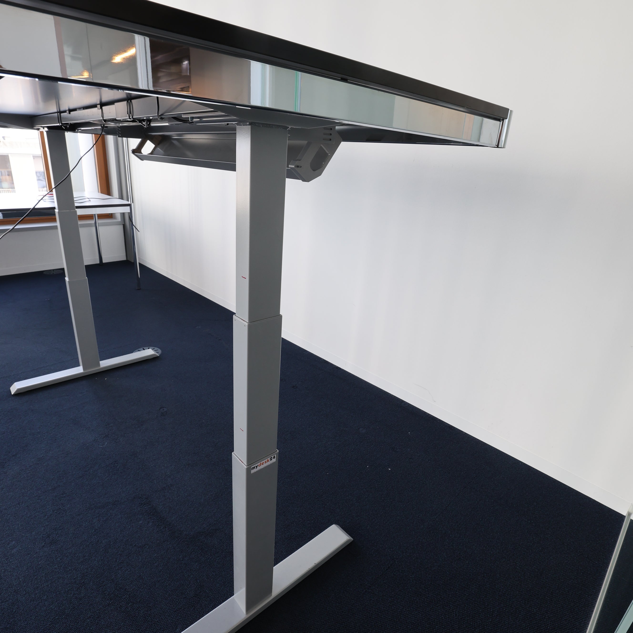 USM Haller Schreibtisch Perlgrau – Elektrisch Höhenverstellbar (Sitz-Steh-Tisch)