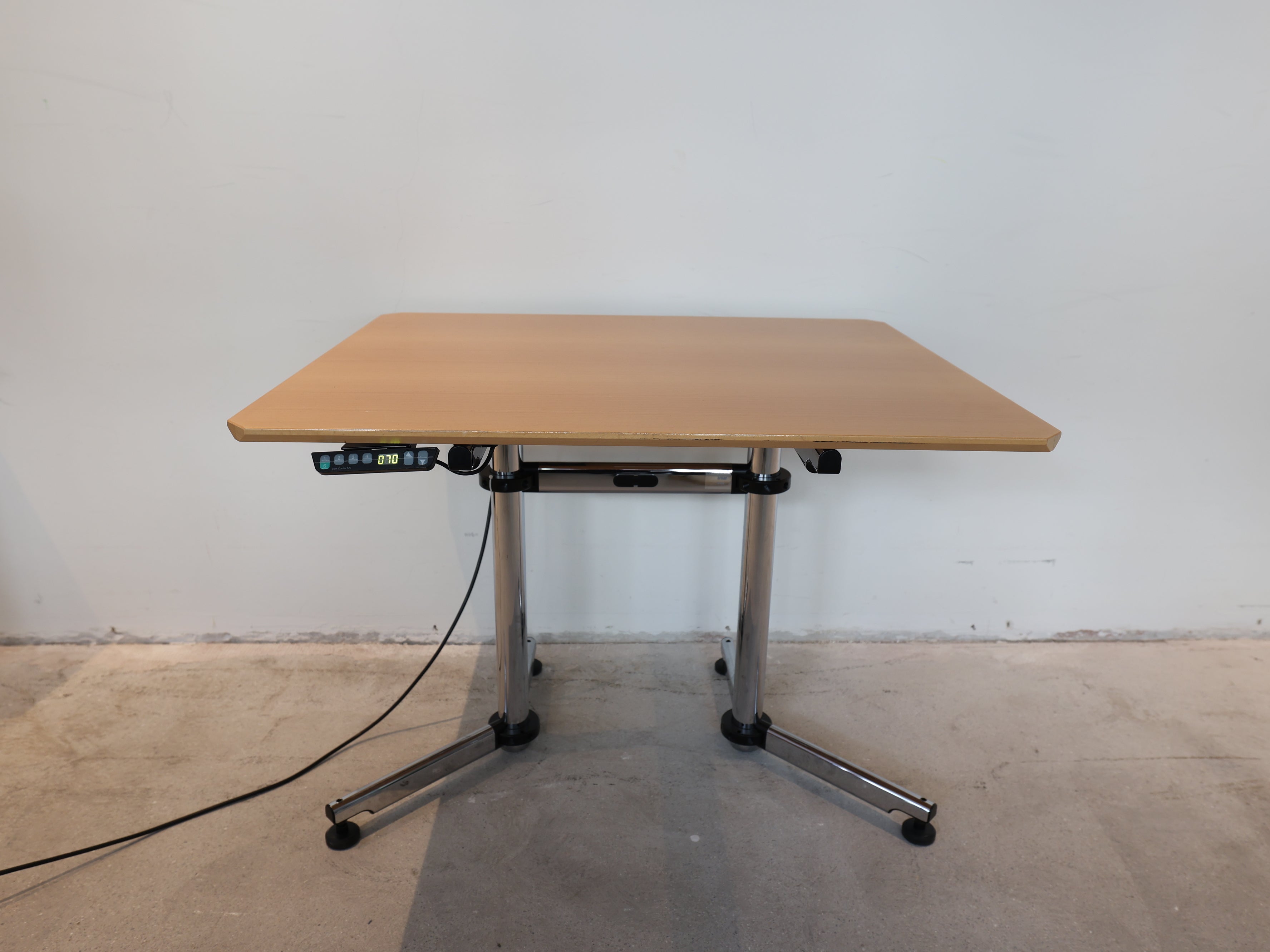 USM Kitos E2 elektrisch höhenverstellbar Buche furniert, lackiert, natur