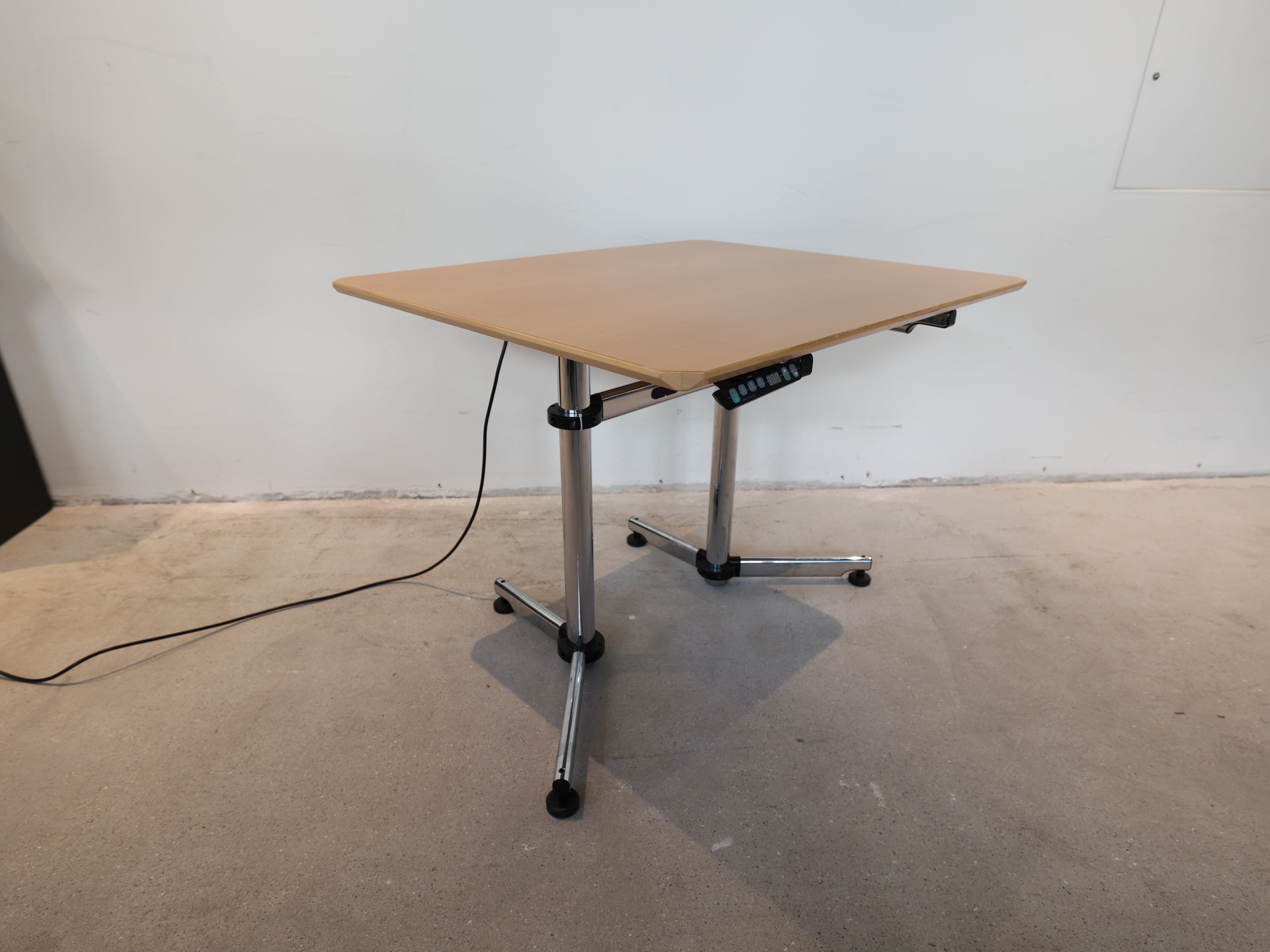 USM Kitos E2 elektrisch höhenverstellbar Buche furniert, lackiert, natur