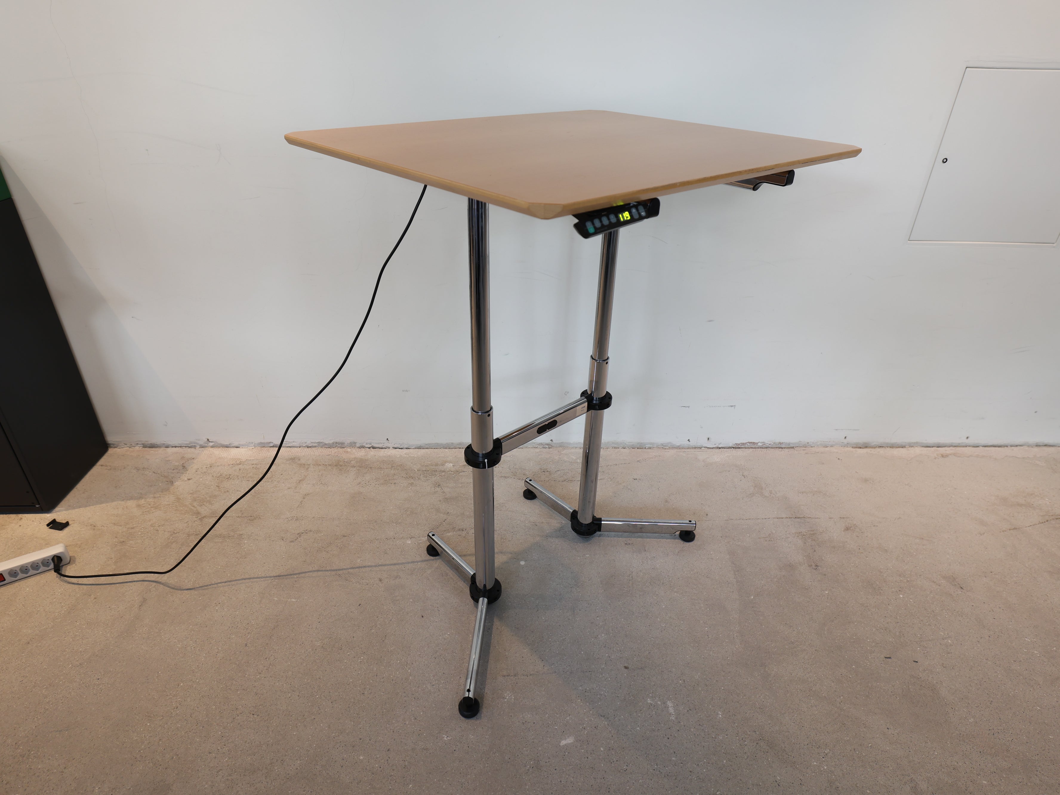 USM Kitos E2 elektrisch höhenverstellbar Buche furniert, lackiert, natur