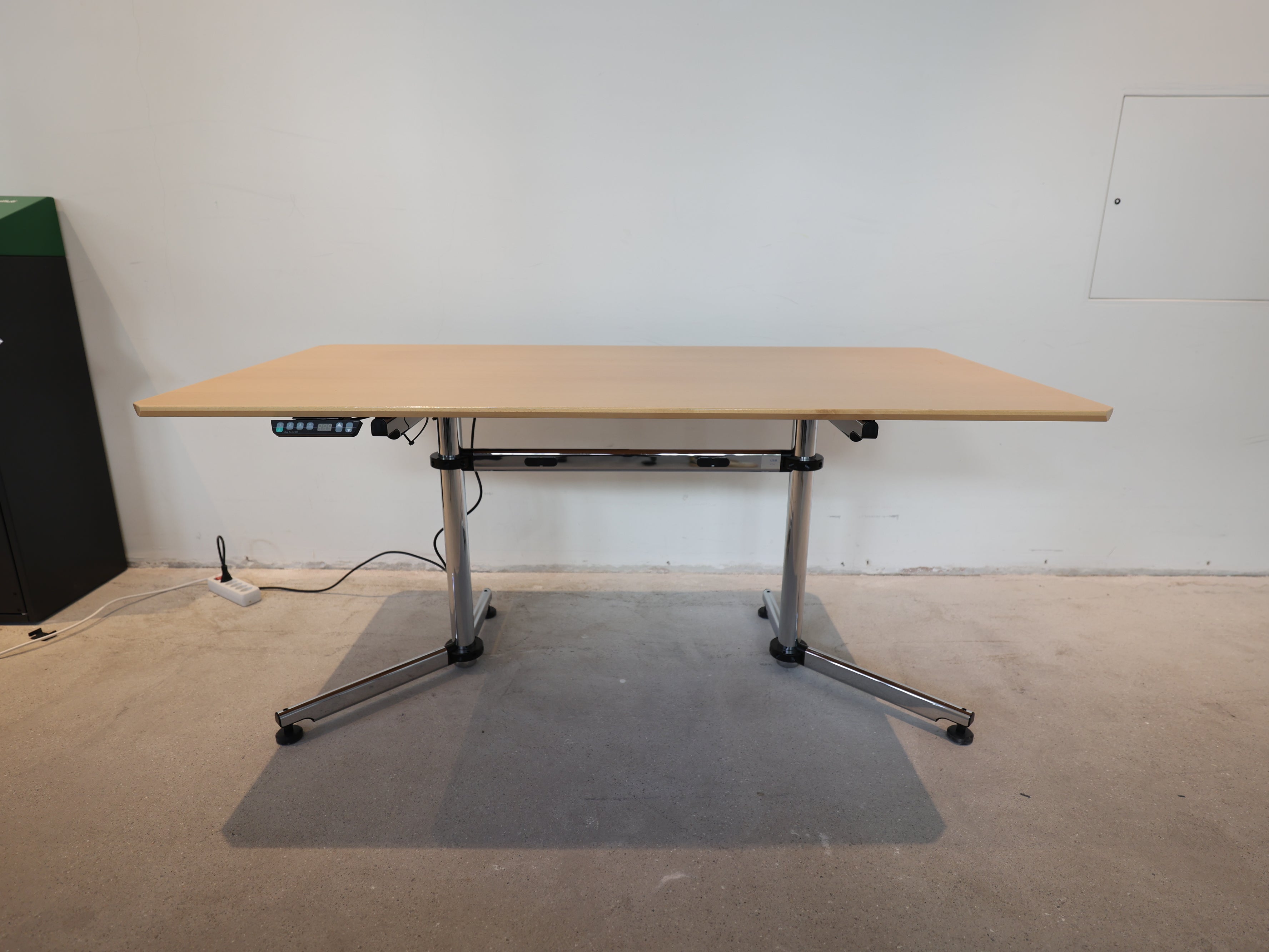 USM Kitos E2 elektrisch höhenverstellbar Buche furniert, lackiert, natur