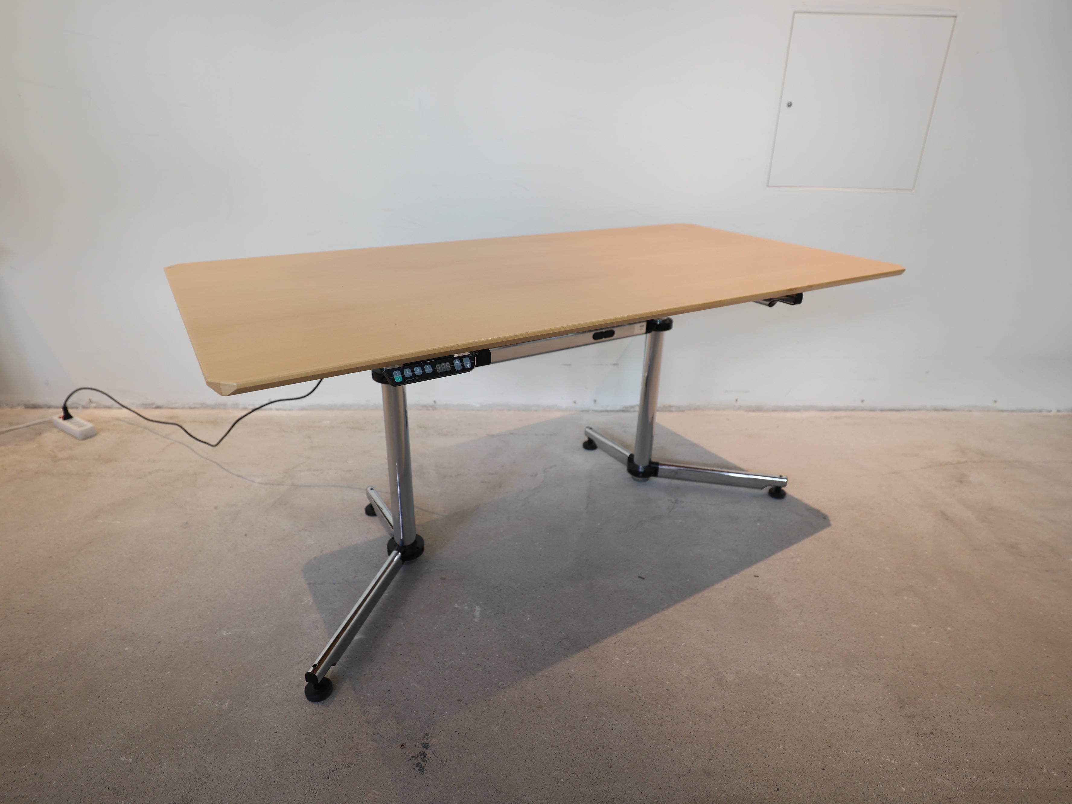 USM Kitos E2 elektrisch höhenverstellbar Buche furniert, lackiert, natur