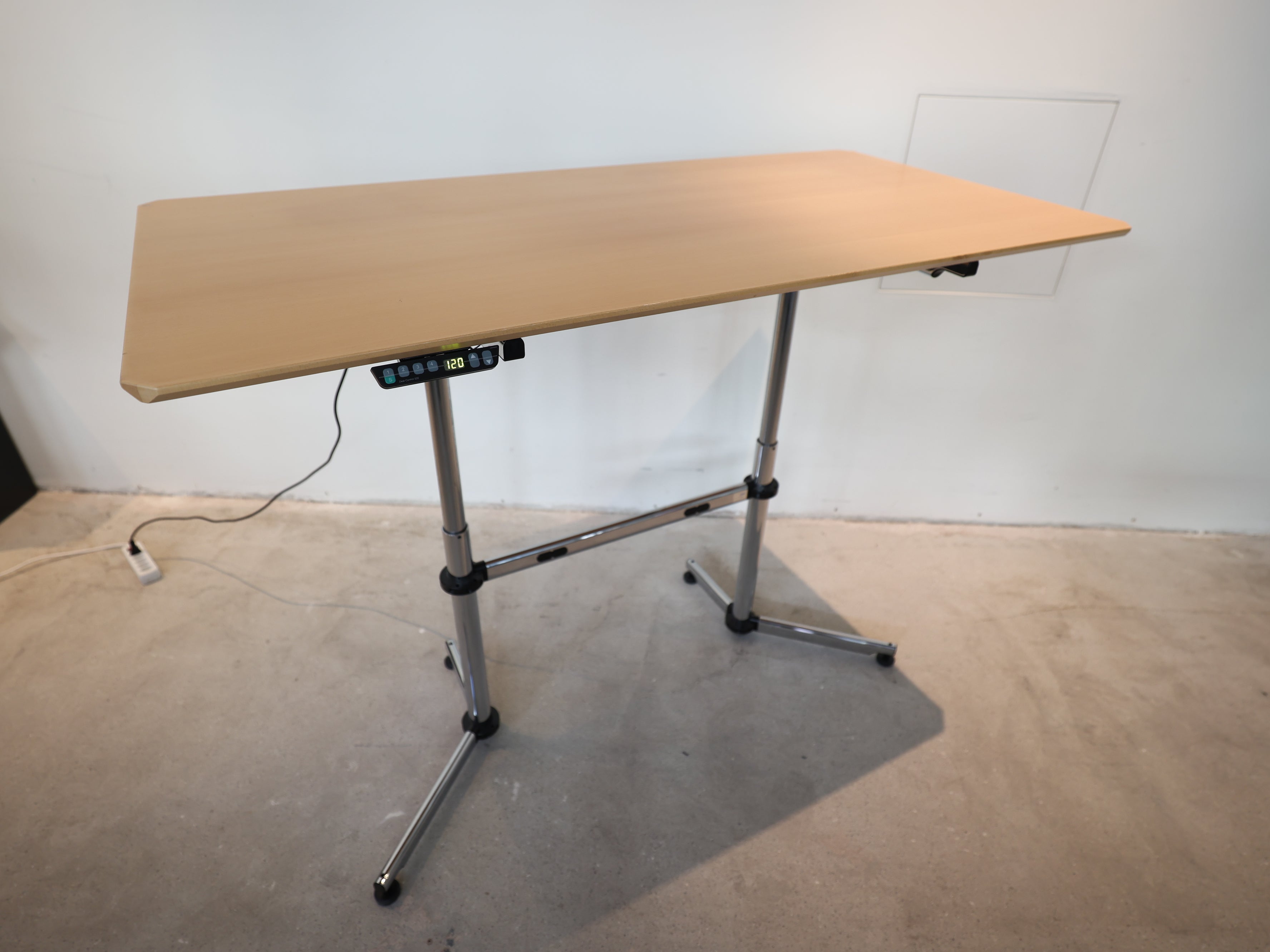 USM Kitos E2 elektrisch höhenverstellbar Buche furniert, lackiert, natur