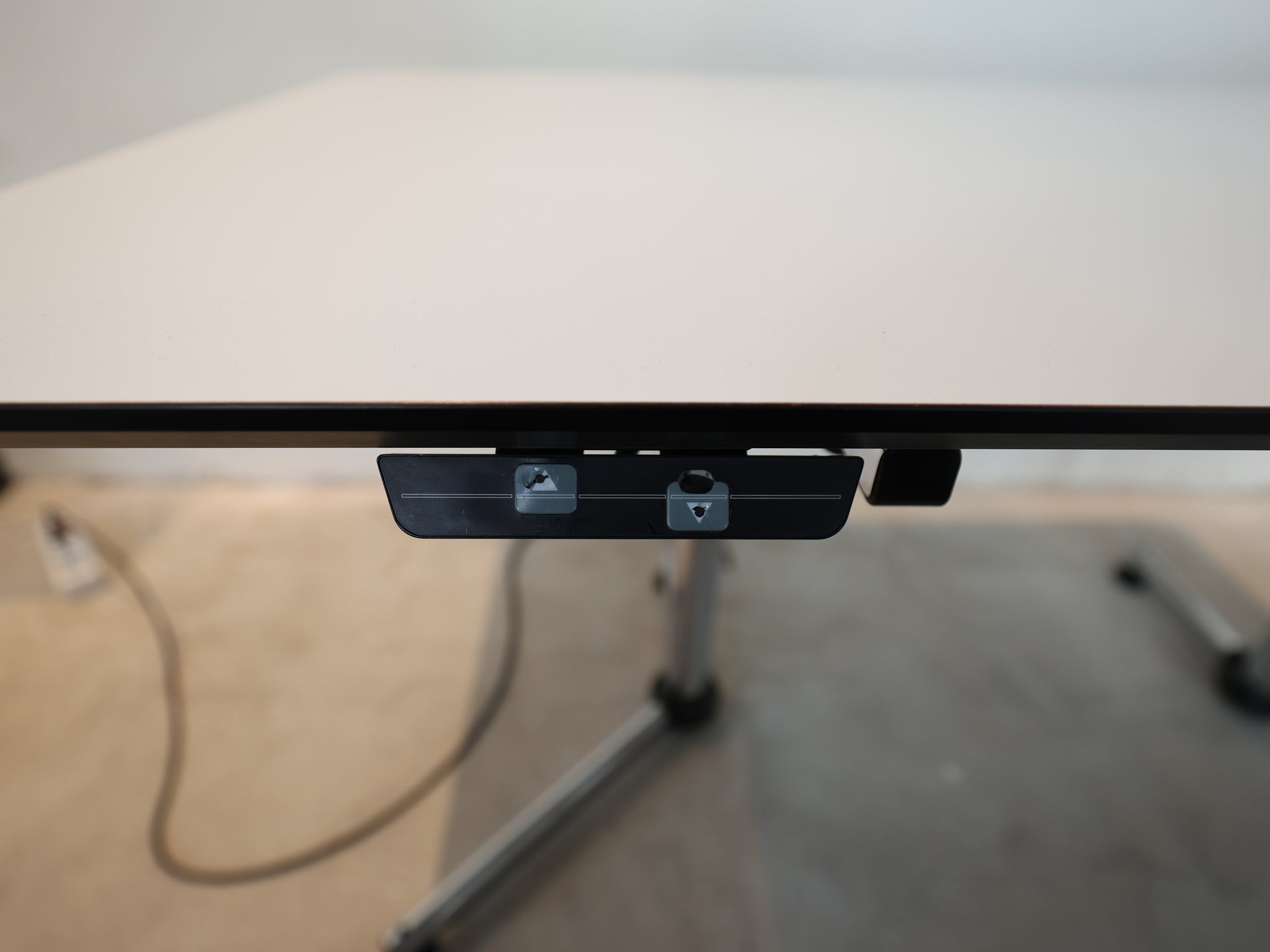 USM Kitos E2 elektrisch höhenverstellbar Kunstharz perlgrau