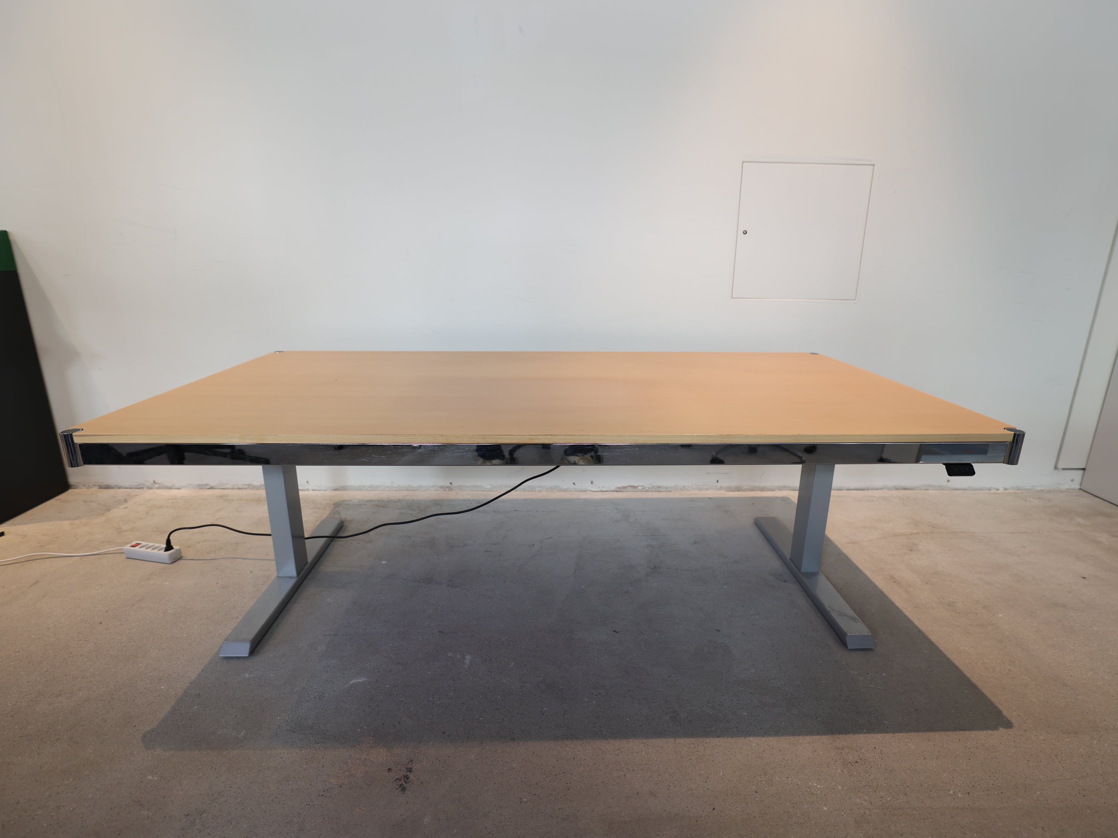 USM Haller Schreibtisch Buche Natur – Elektrisch Höhenverstellbar (Sitz-Steh-Tisch)