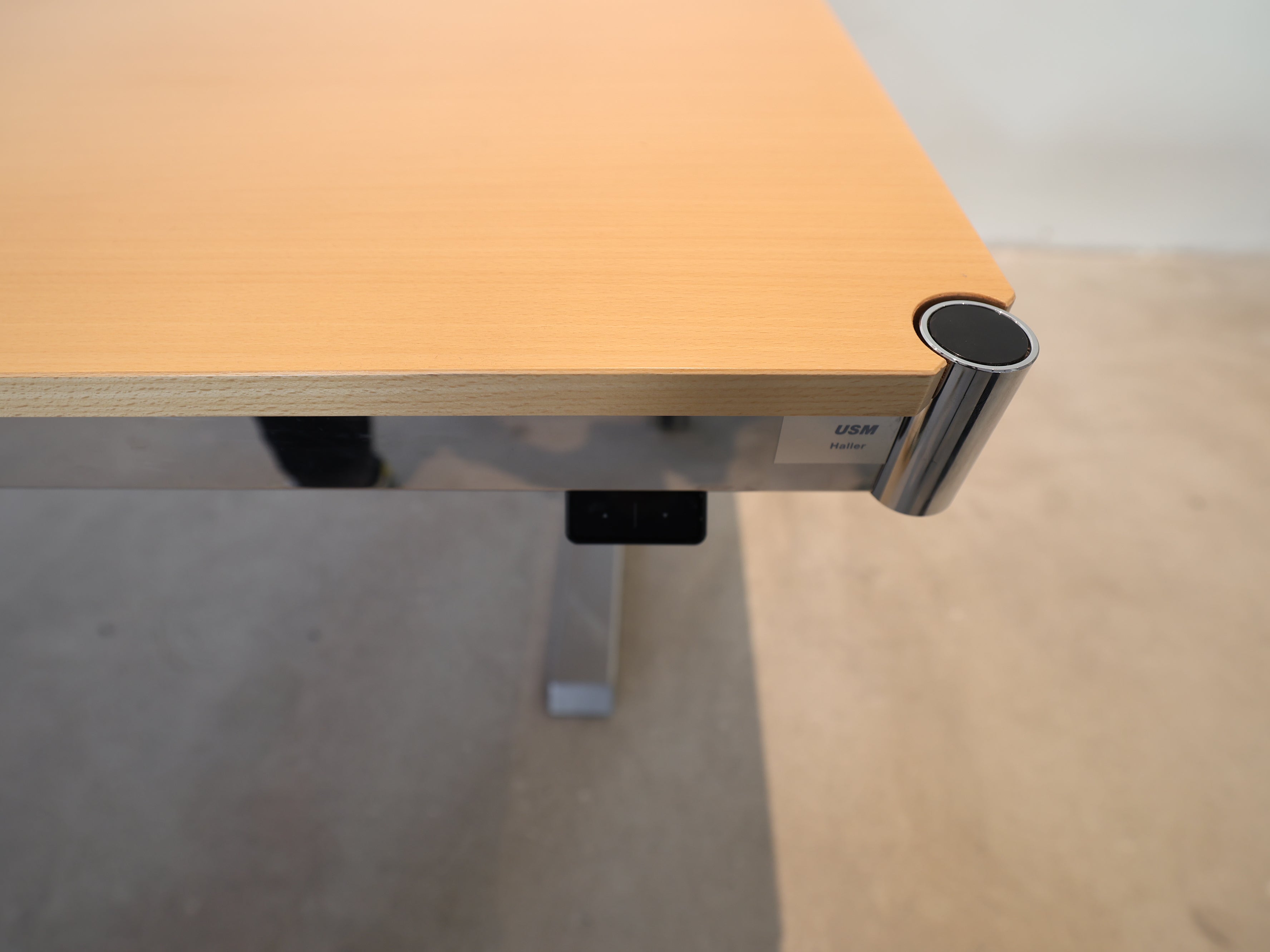 USM Haller Schreibtisch Buche Natur – Elektrisch Höhenverstellbar (Sitz-Steh-Tisch)