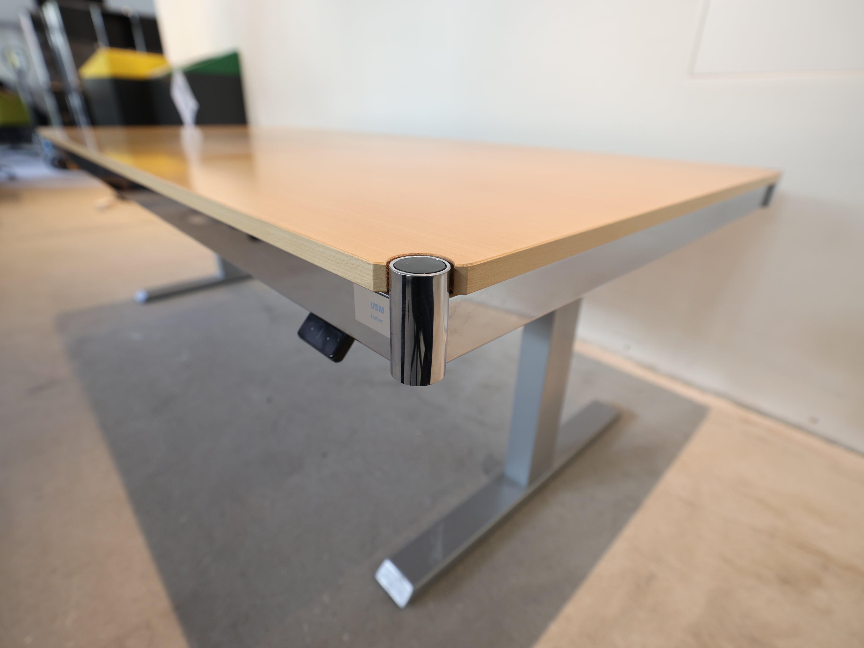 USM Haller Schreibtisch Buche Natur – Elektrisch Höhenverstellbar (Sitz-Steh-Tisch)