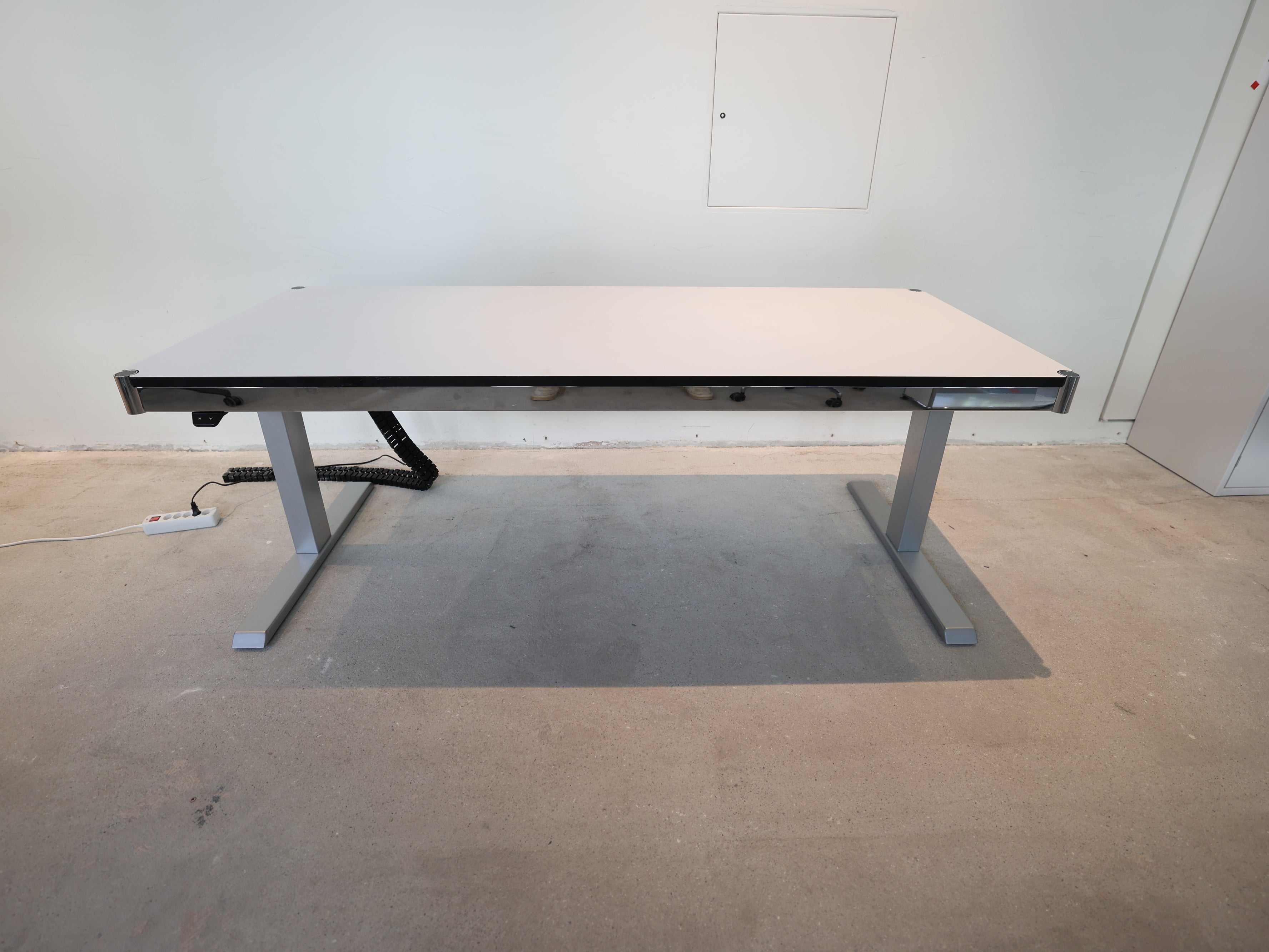 USM Haller Schreibtisch Perlgrau – Elektrisch Höhenverstellbar (Sitz-Steh-Tisch)