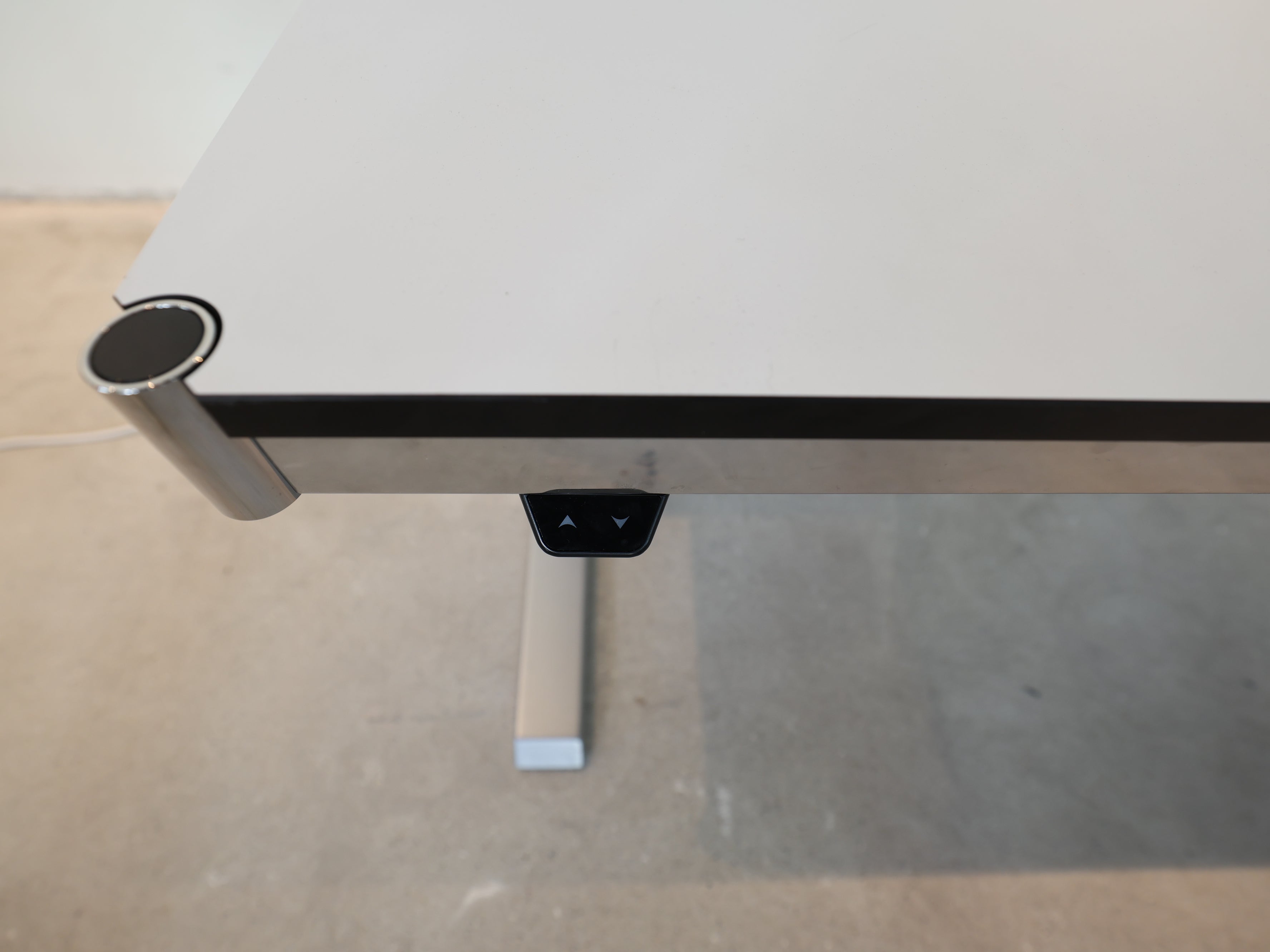 USM Haller Schreibtisch Perlgrau – Elektrisch Höhenverstellbar (Sitz-Steh-Tisch)