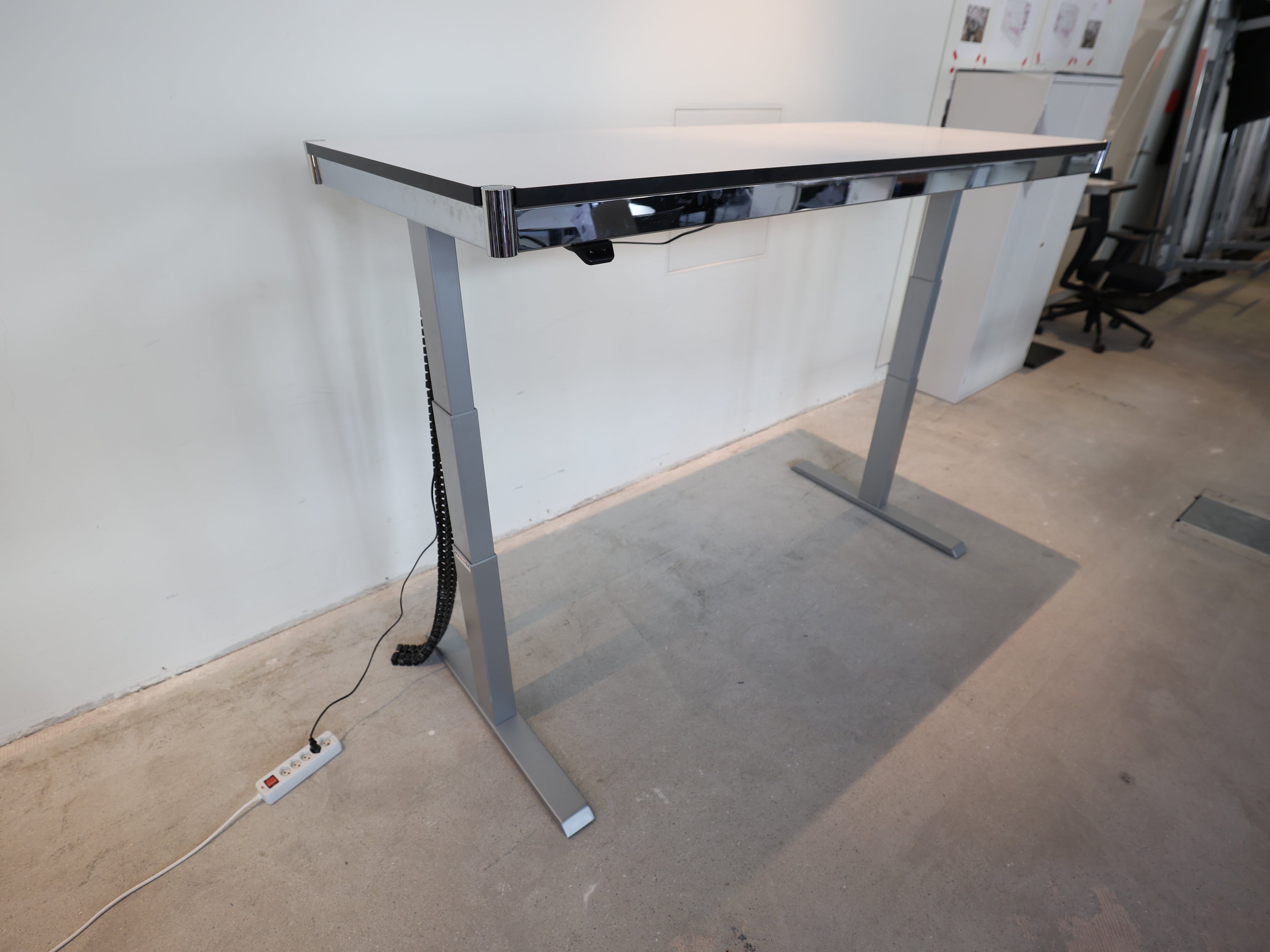 USM Haller Schreibtisch Perlgrau – Elektrisch Höhenverstellbar (Sitz-Steh-Tisch)