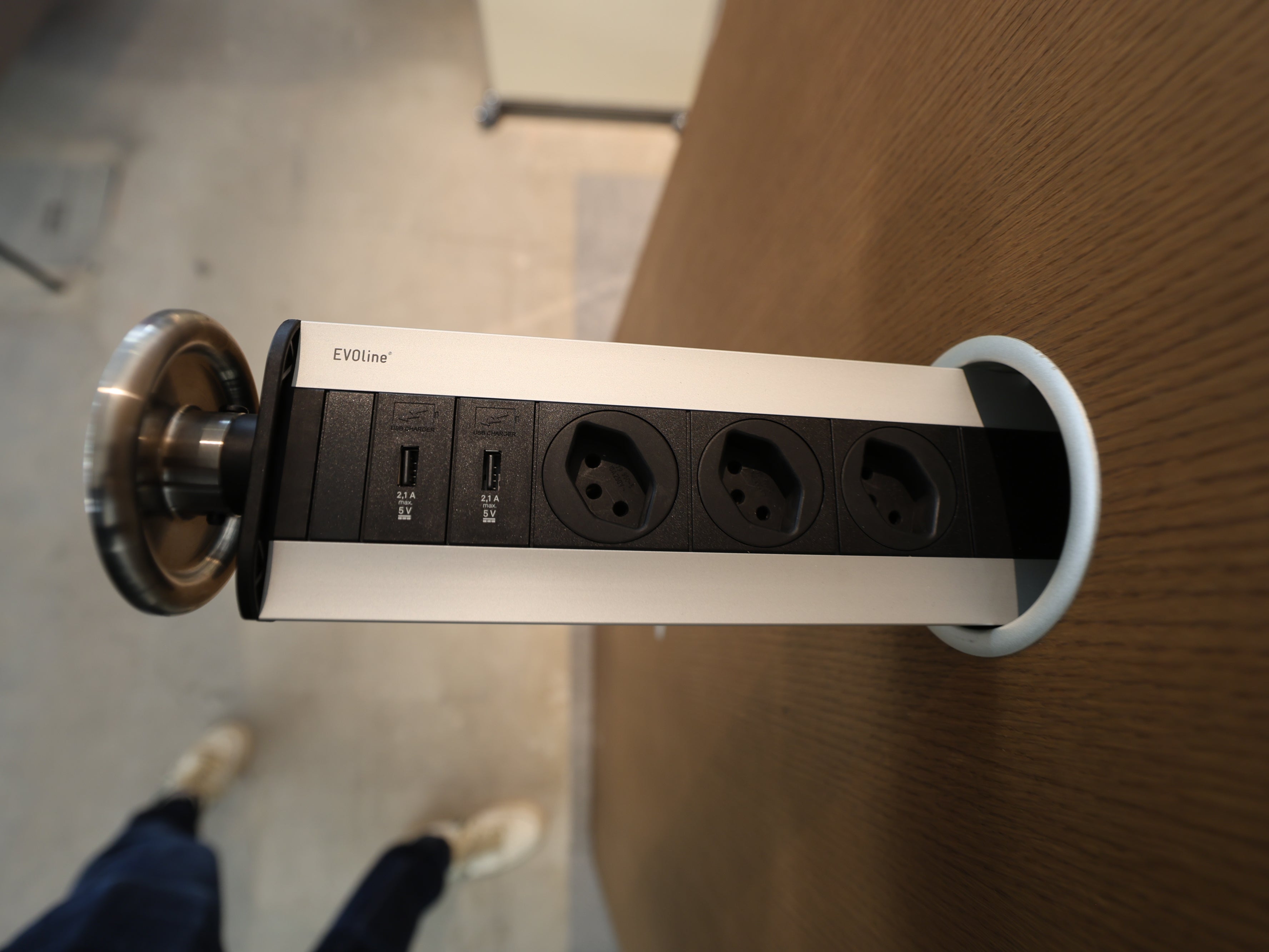USM Haller Konferenztisch 250x100cm | EVOline Port & 4x USB-C