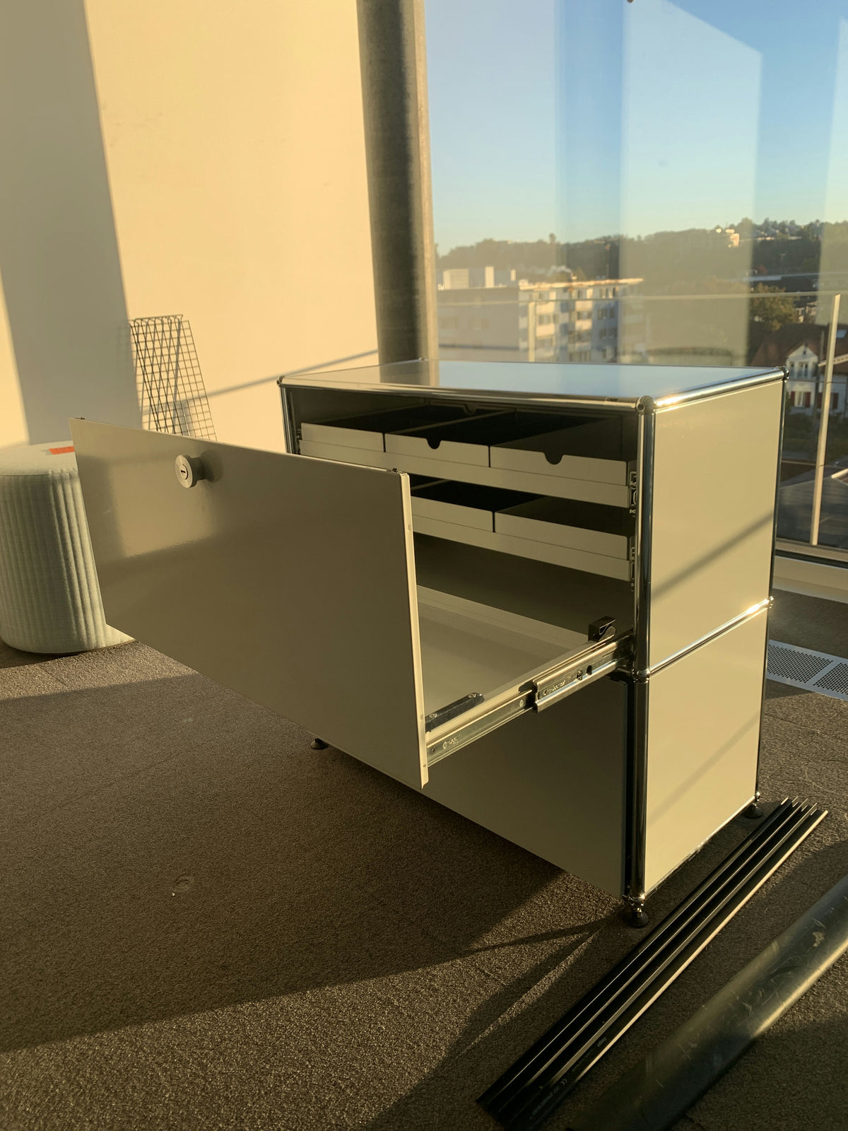 USM Haller 1x2, Lichtgrau, 2 Ausziehtüren, 3 Ausziehtablare, mit Einlegerahmen – offen