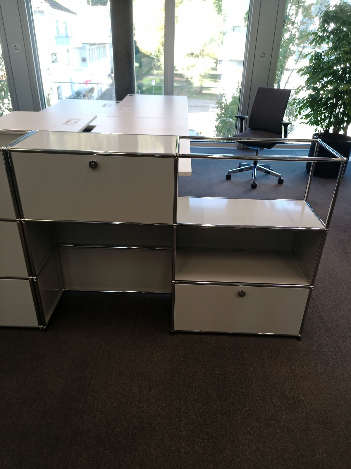 USM Haller Regal 2x3, Lichtgrau, 1 Klapptüre, 1 Ausziehtüre
