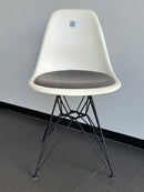 Vitra Eames Plastic Side Chair DSR, Creme mit Sitzpolster Orange