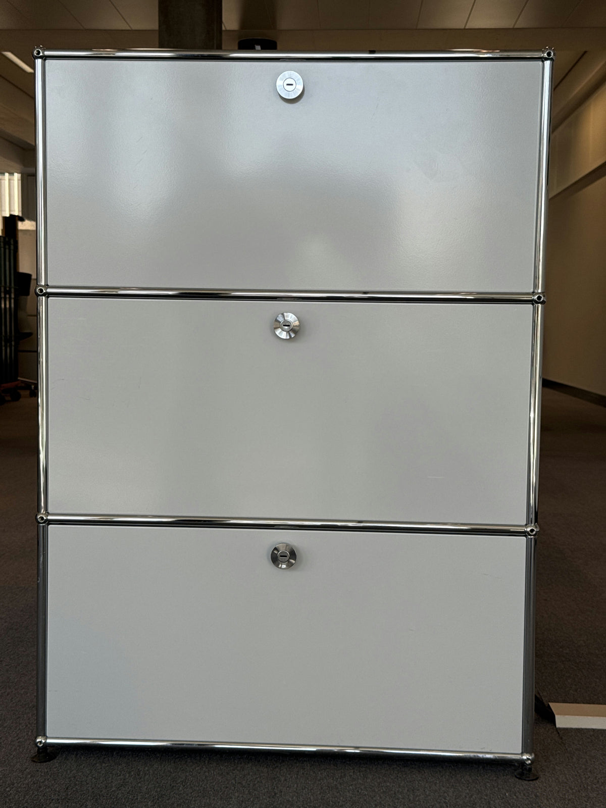 USM Haller Regal 1x3, Lichtgrau, 2 Klapptüren, 1 Ausziehtüre – geschlossen
