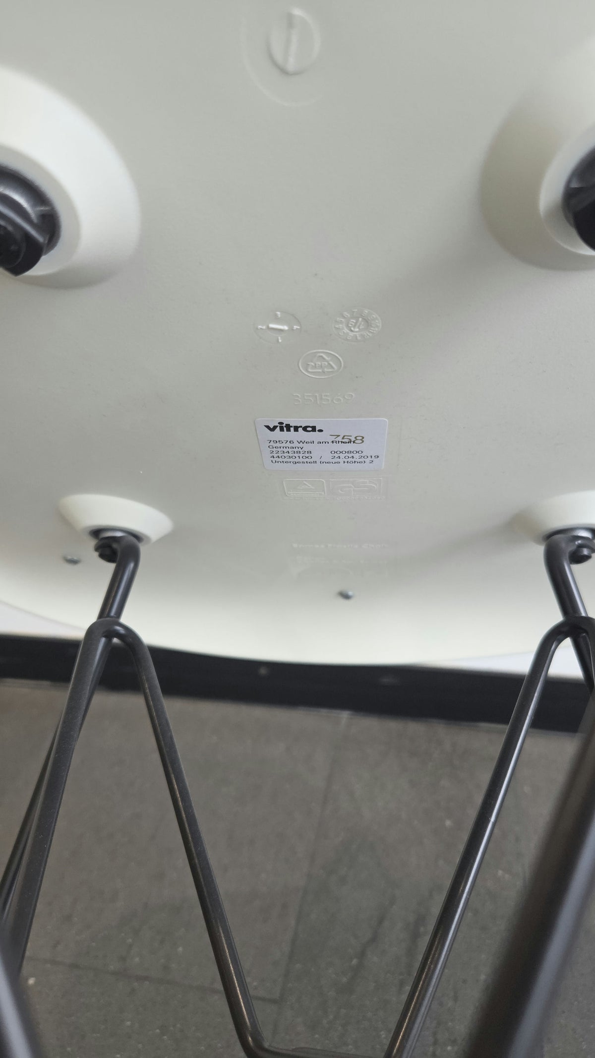 Vitra Eames Plastic Side Chair DSR, Eisgrau mit Sitzpolster Graublau