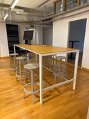 Stehtisch mit Holzplatte