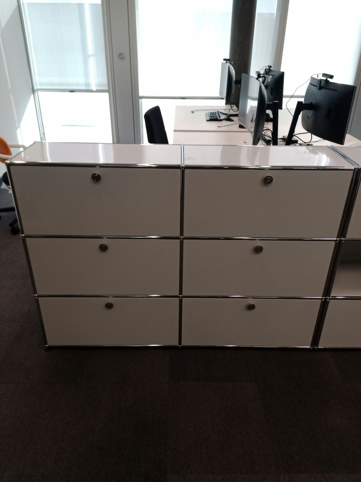 USM Haller Regal 2x3, Lichtgrau, 4 Klapptüren, 2 Ausziehtüren – geschlossen
