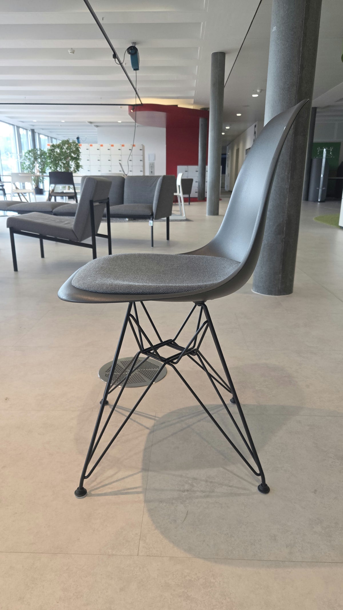 Vitra Eames Plastic Side Chair DSR, Schwarz mit Sitzpolster Graublau