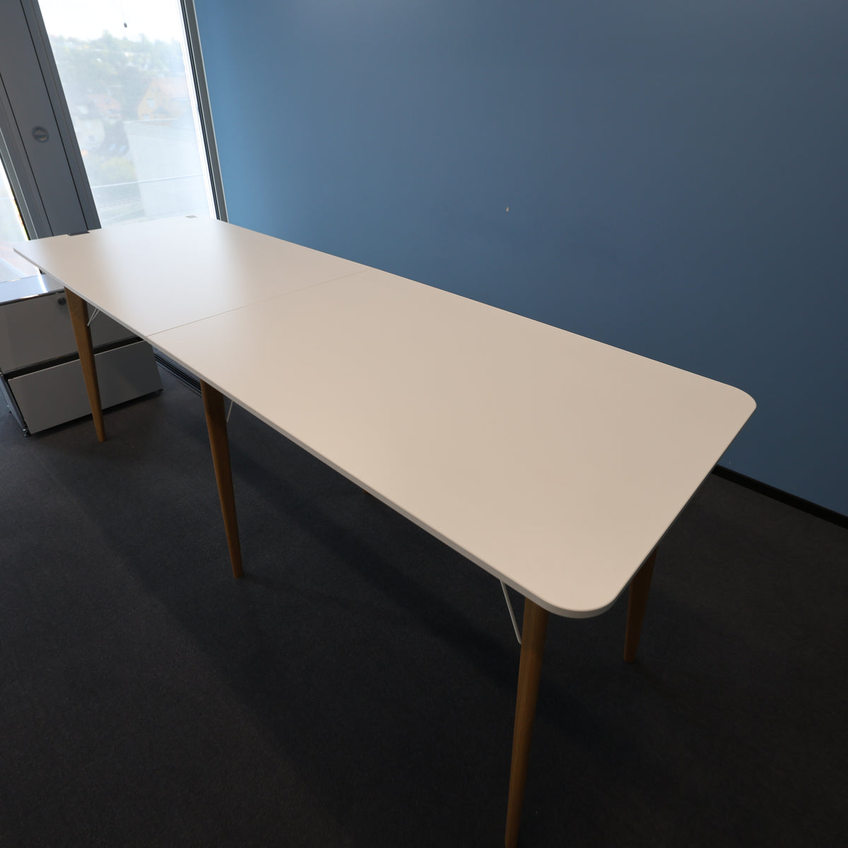Bene Timba Stehtisch, Weiss, Beine Eiche, 280 × 90 cm