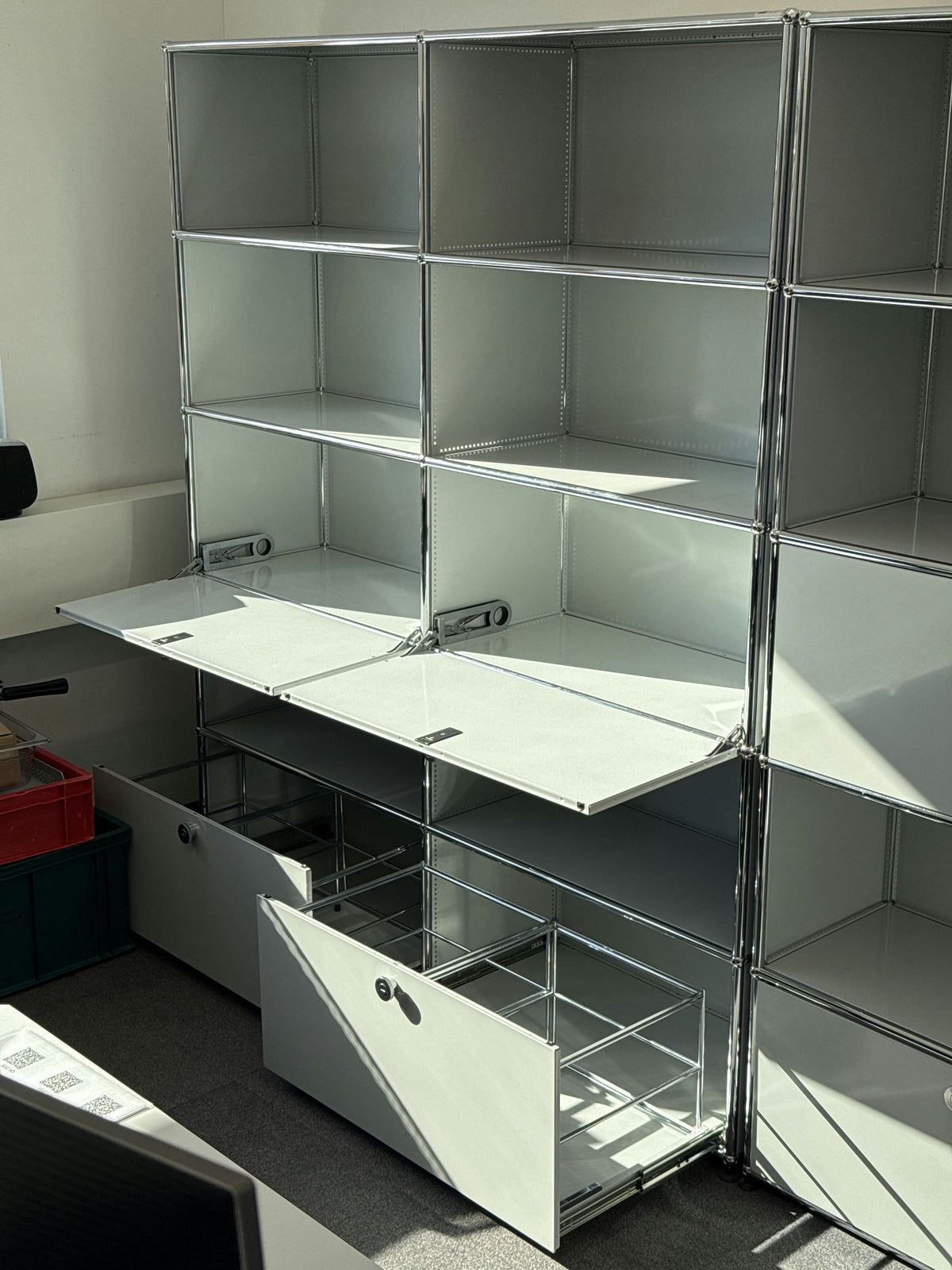 USM Haller Regal 2x5, Lichtgrau, 2 Klapptüren, 2 Ausziehtüren – offen