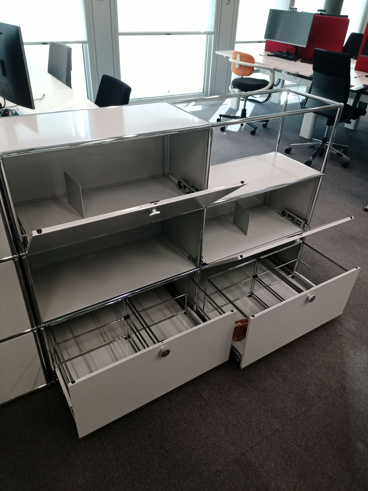 USM Haller Regal 2x3, Lichtgrau, Klapptüre, Ausziehtüre, Glaselement – offen
