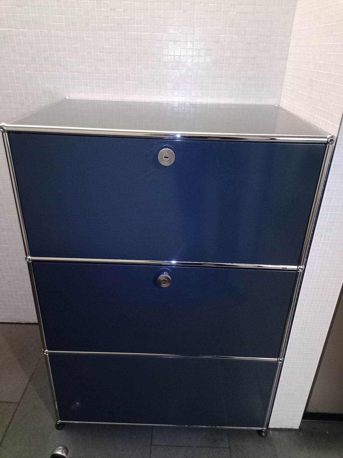 USM Haller 1x3 Tiefe 50, Graphitschwarz, 3 Ausziehtüren, 3 Ausziehtablare – geschlossen