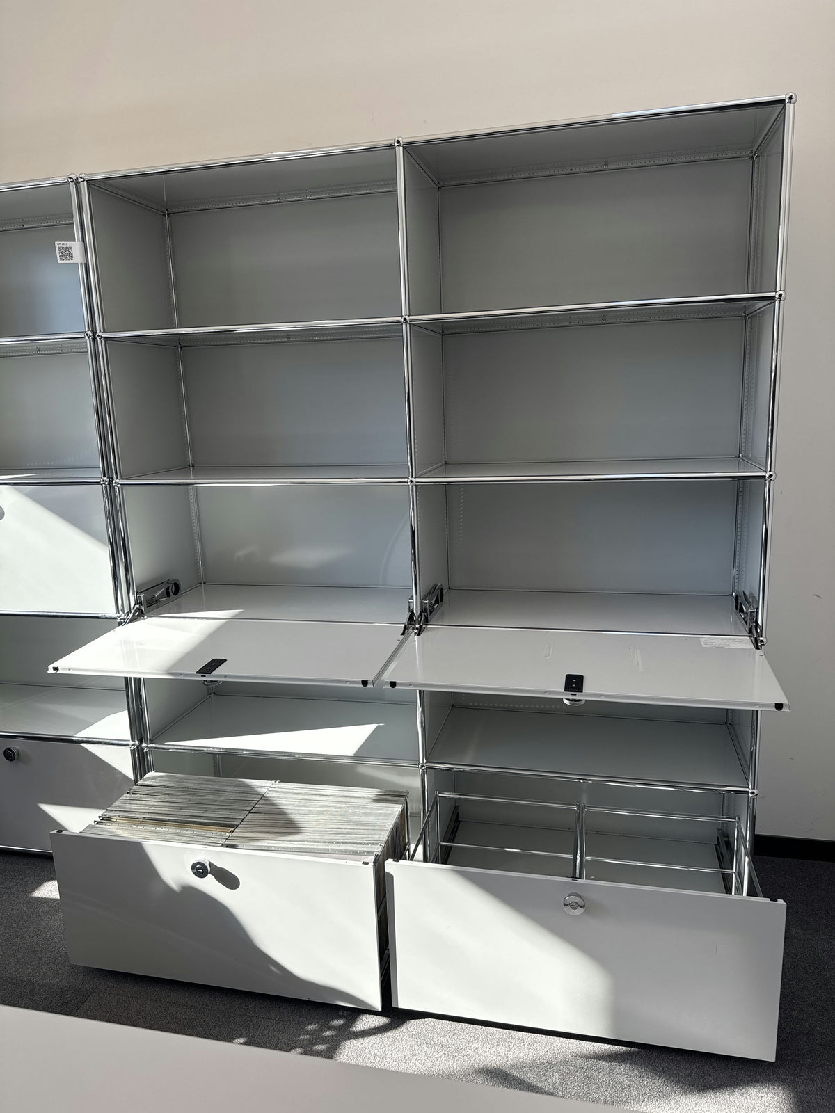 USM Haller Regal 2x5, Lichtgrau, 2 Klapptüren, 2 Ausziehtüren – offen