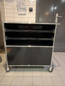 USM Haller Rollkorpus 1x2 Tiefe 50, Graphitschwarz, 2 Ausziehtablare, mit Stossbügel – geschlossen