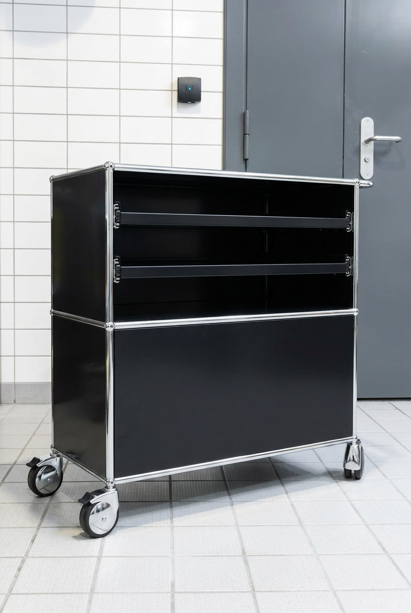 USM Haller Rollkorpus 1x2 Tiefe 50, Graphitschwarz, 2 Ausziehtablare, mit Stossbügel – geschlossen