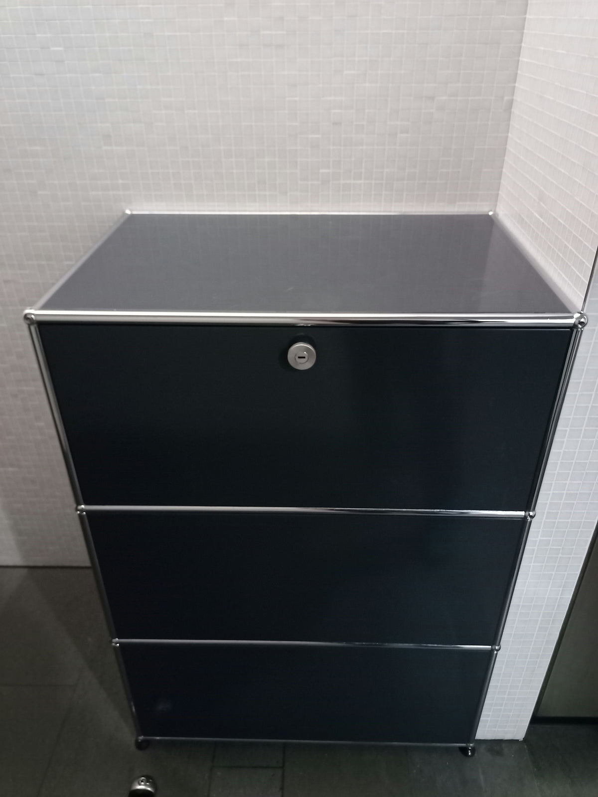 USM Haller 1x3 Tiefe 50, Graphitschwarz, 3 Ausziehtüren, 3 Ausziehtablare – geschlossen