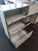 USM Haller Regal 2x3, Lichtgrau, 2 Klapptüren, 1 Ausziehtüre – offen