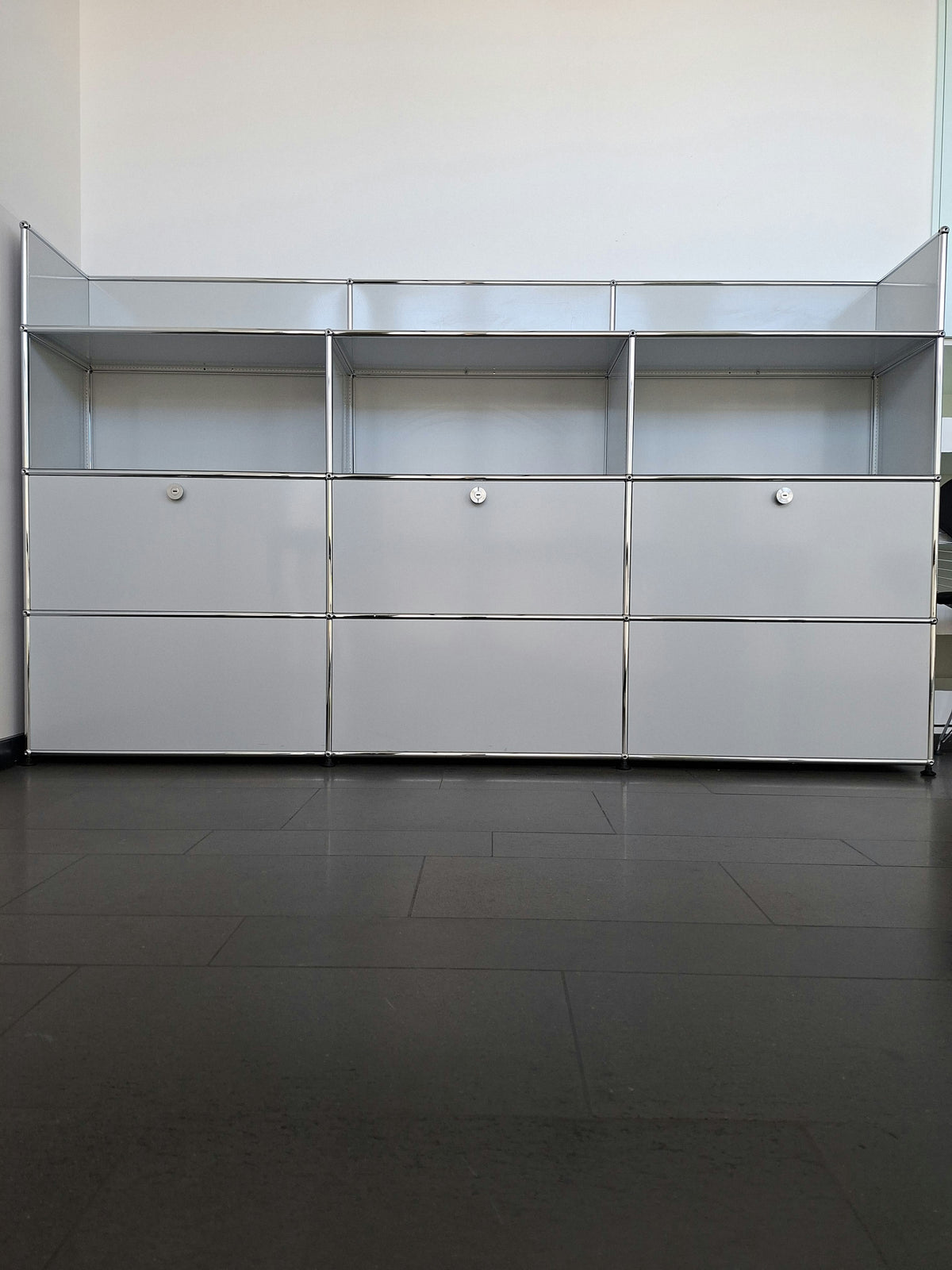 USM Haller Regal 3x4, Lichtgrau, 3 Klapptüren, mit Buffet-Ebene – geschlossen