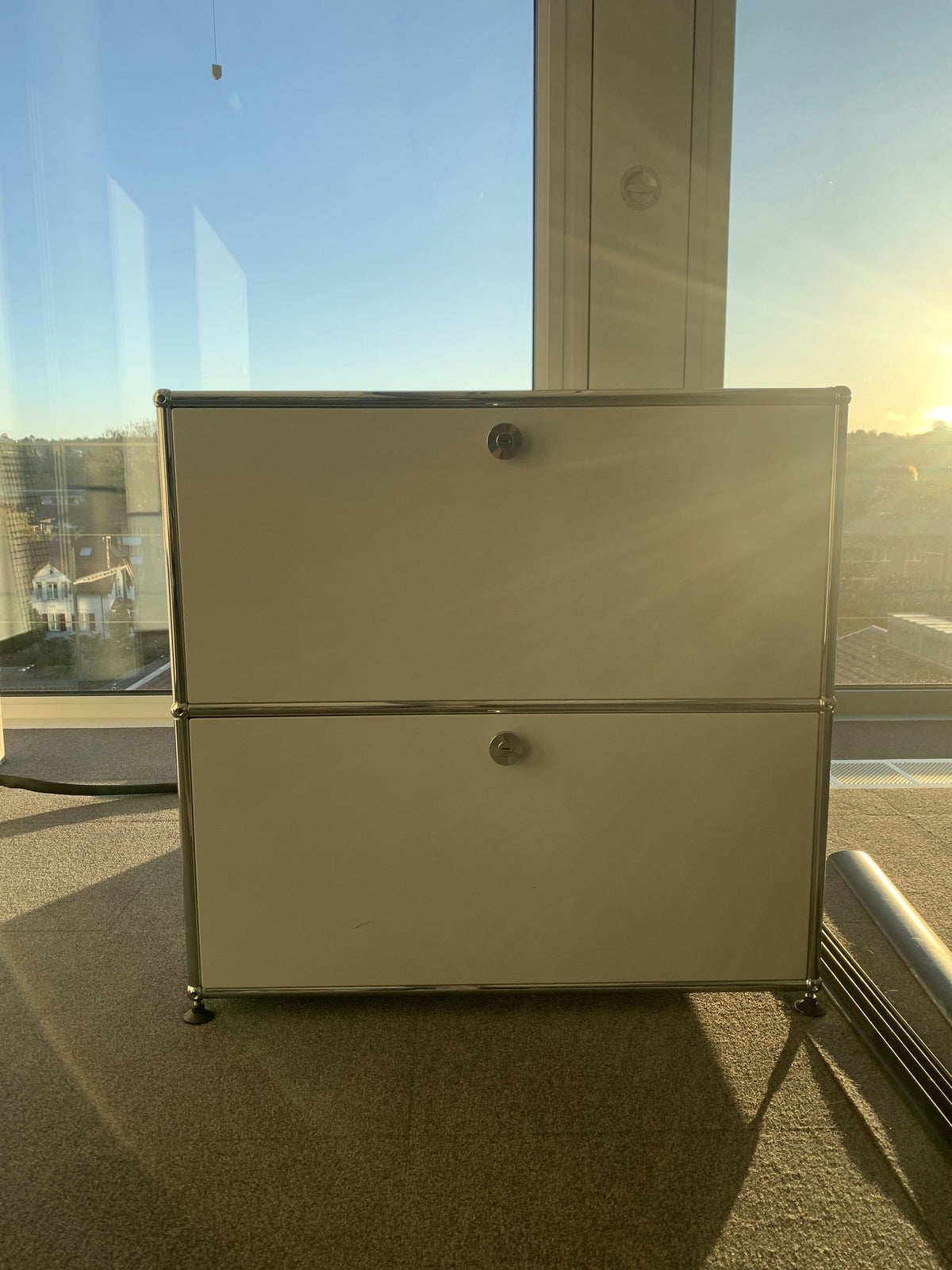 USM Haller 1x2, Lichtgrau, 2 Ausziehtüren, 3 Ausziehtablare, mit Einlegerahmen – geschlossen