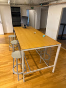 Stehtisch mit Holzplatte