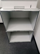 USM Haller Regal 1x2 Tiefe 50, Lichtgrau, offen – geschlossen