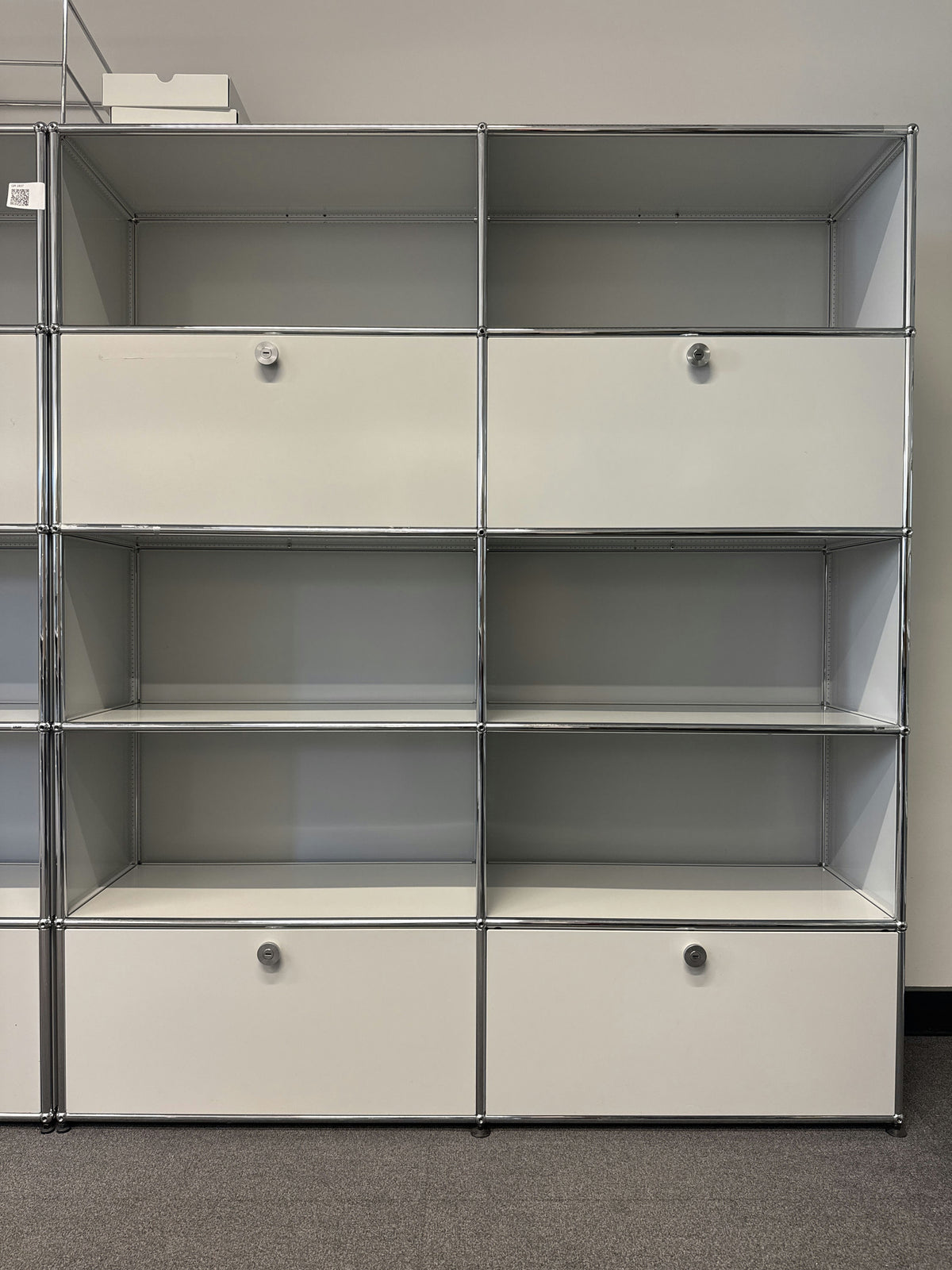 USM Haller Regal 2x5, Lichtgrau, 2 Klapptüren, 2 Ausziehtüren – geschlossen