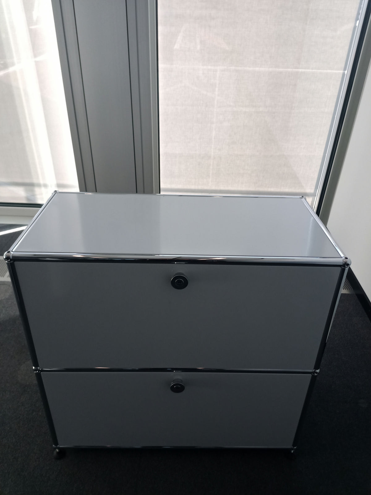 USM Haller Regal 1x2, Lichtgrau, 2 Ausziehtüren, 3 Ausziehtablare – geschlossen